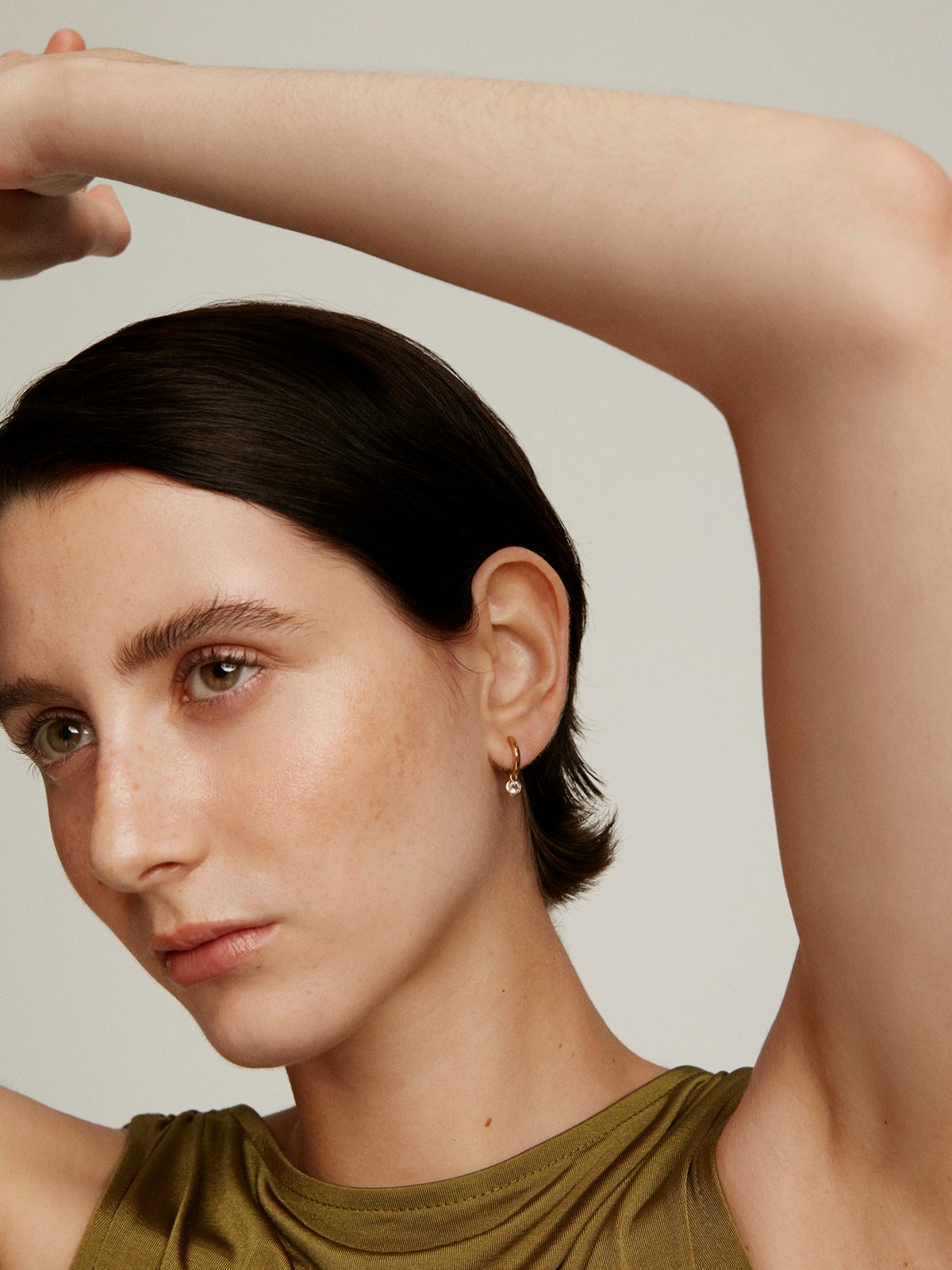 Pendientes de aro pequeños de plata 925 bañada en oro amarillo de 18K con topacio blanco