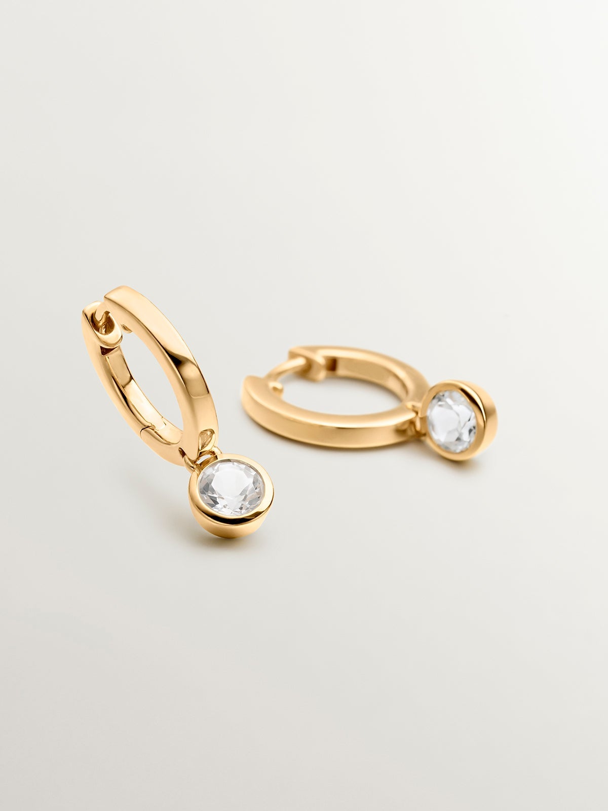 Pendientes de aro pequeños de plata 925 bañada en oro amarillo de 18K con topacio blanco