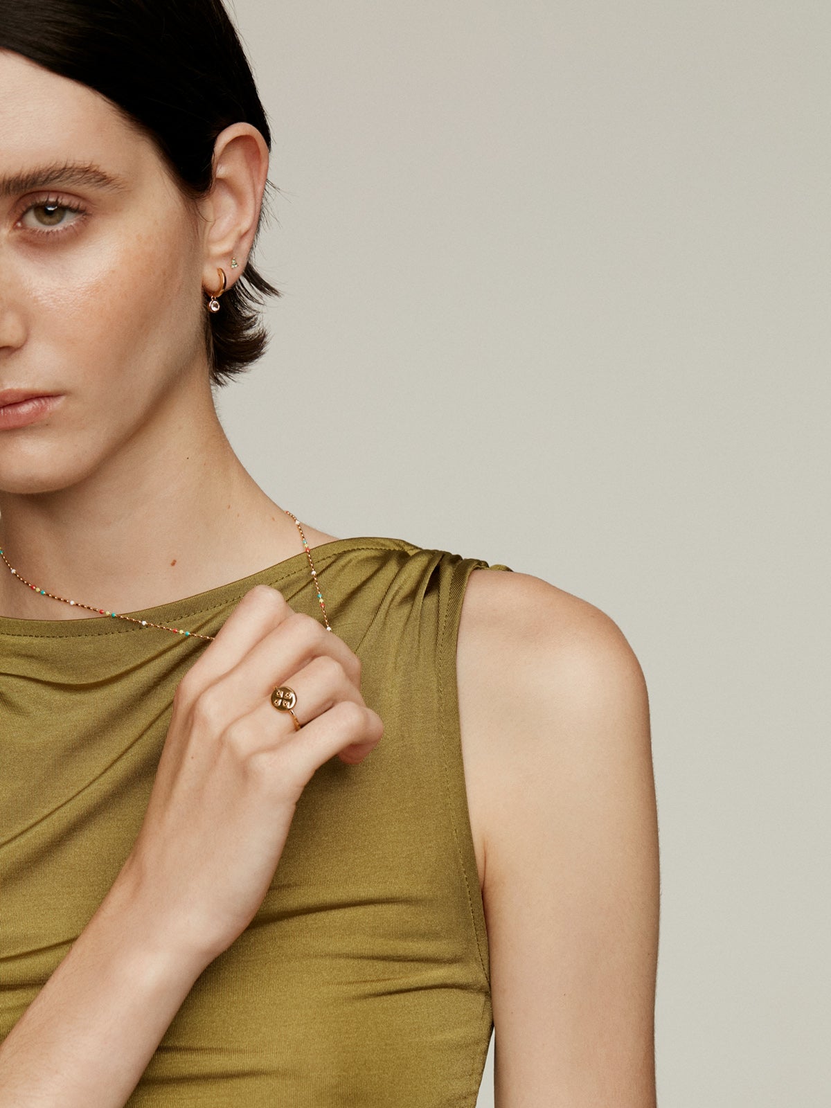 Pendientes de aro pequeños de plata 925 bañada en oro amarillo de 18K con topacio blanco