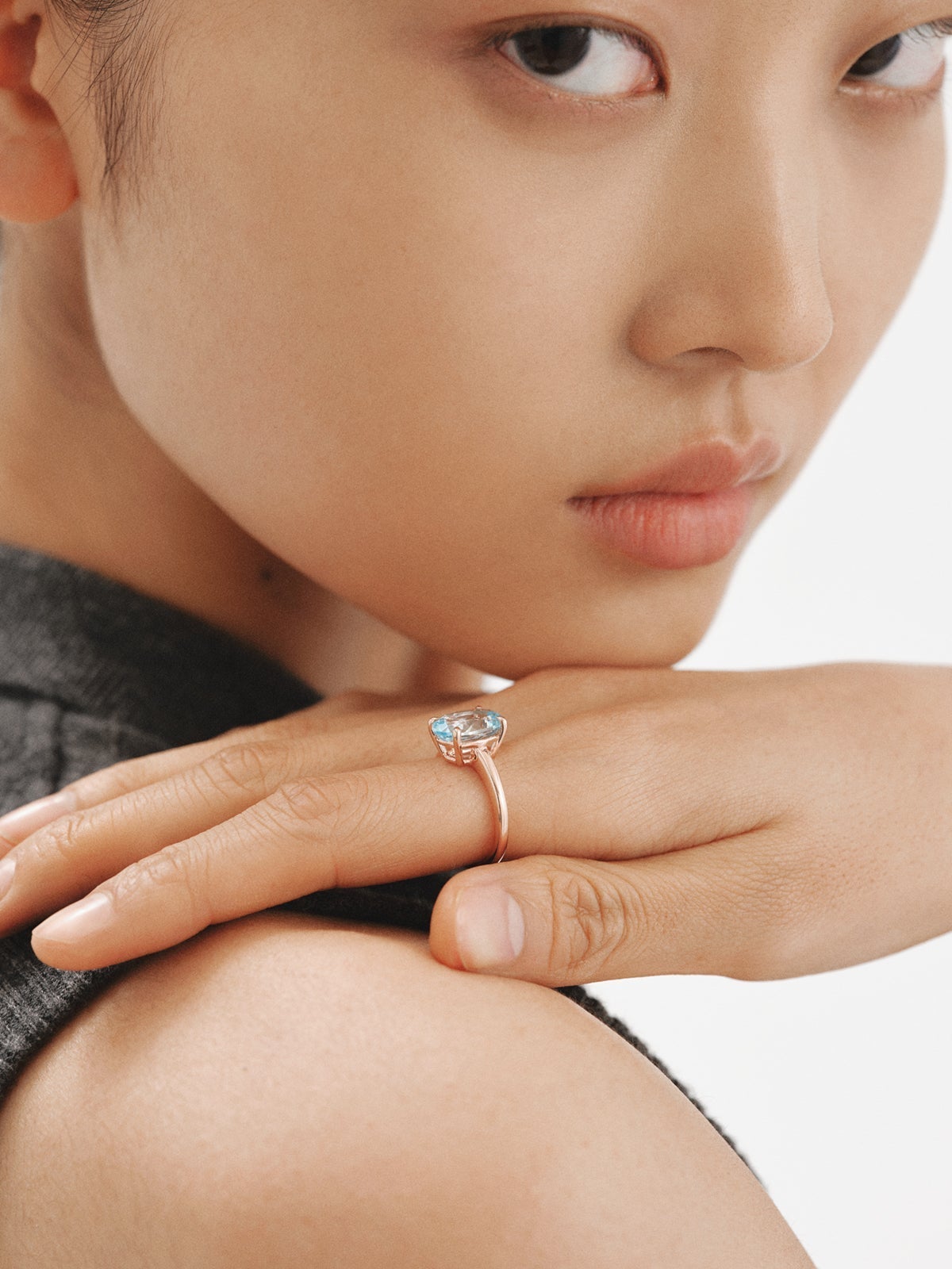 Anillo de plata 925 bañada en oro rosa de 18K con topacio azul sky