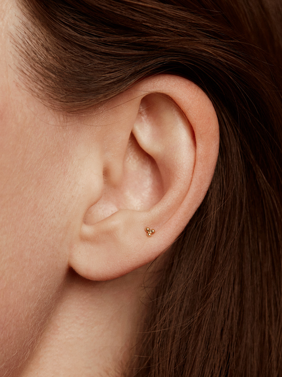 Piercing de oro amarillo de 18K con triple bolita