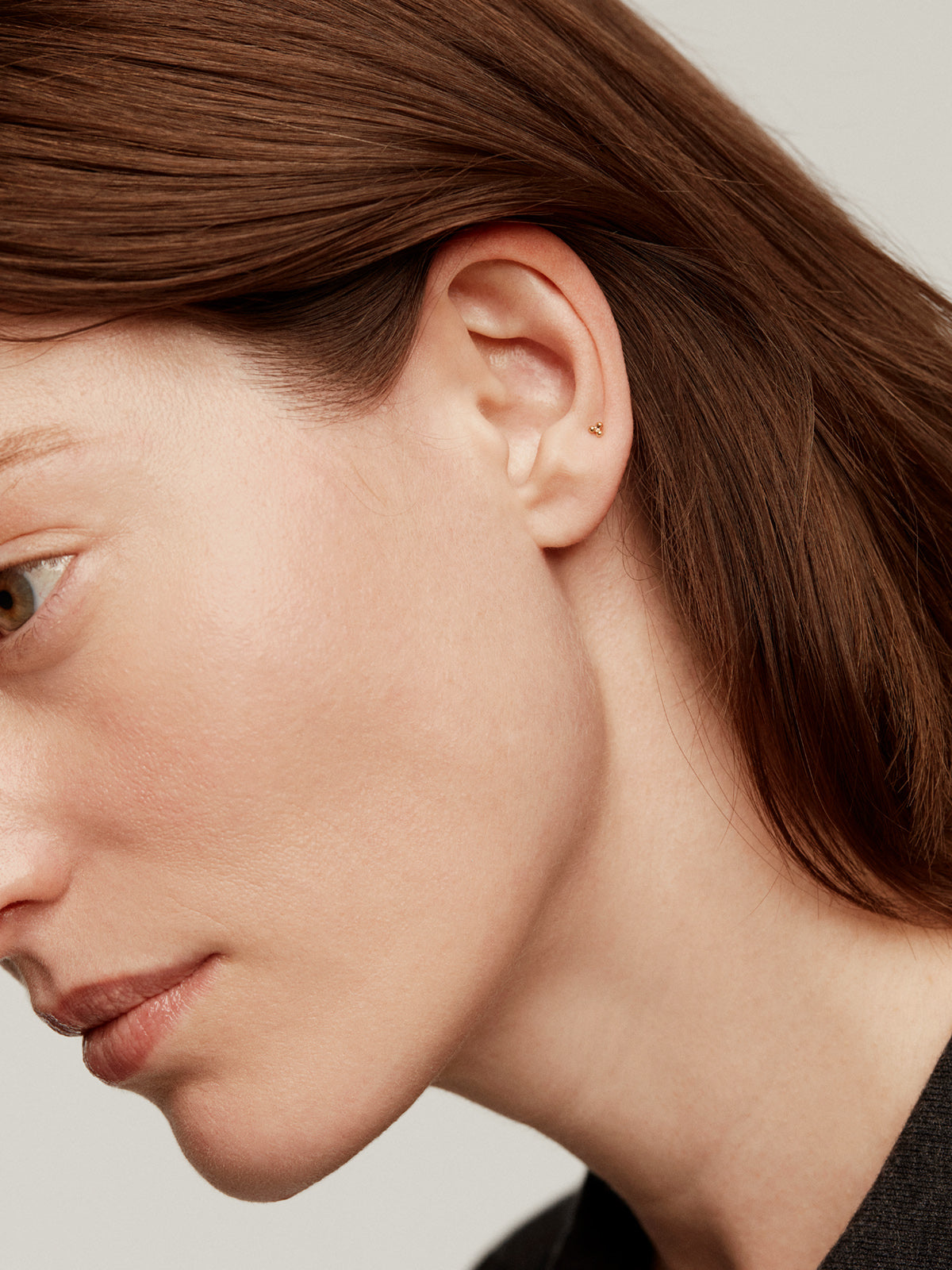 Piercing de oro amarillo de 18K con triple bolita