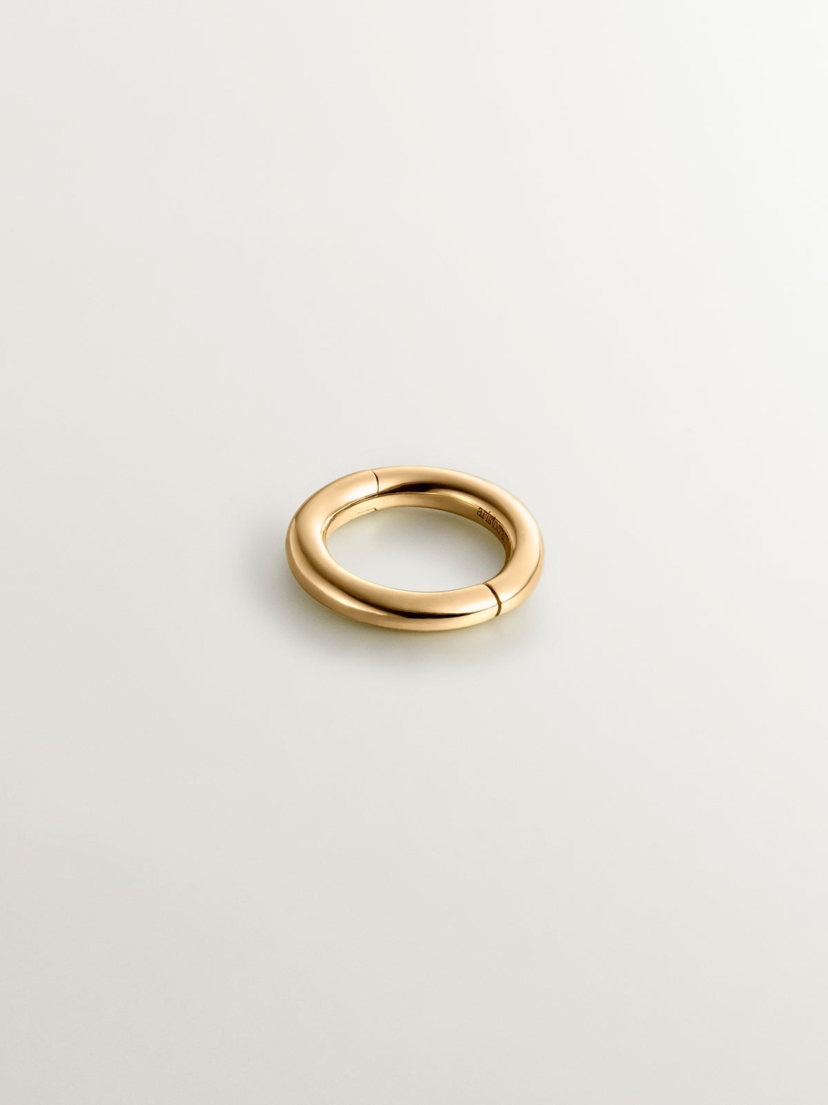 Pendiente de aro individual pequeño de oro amarillo de 9K