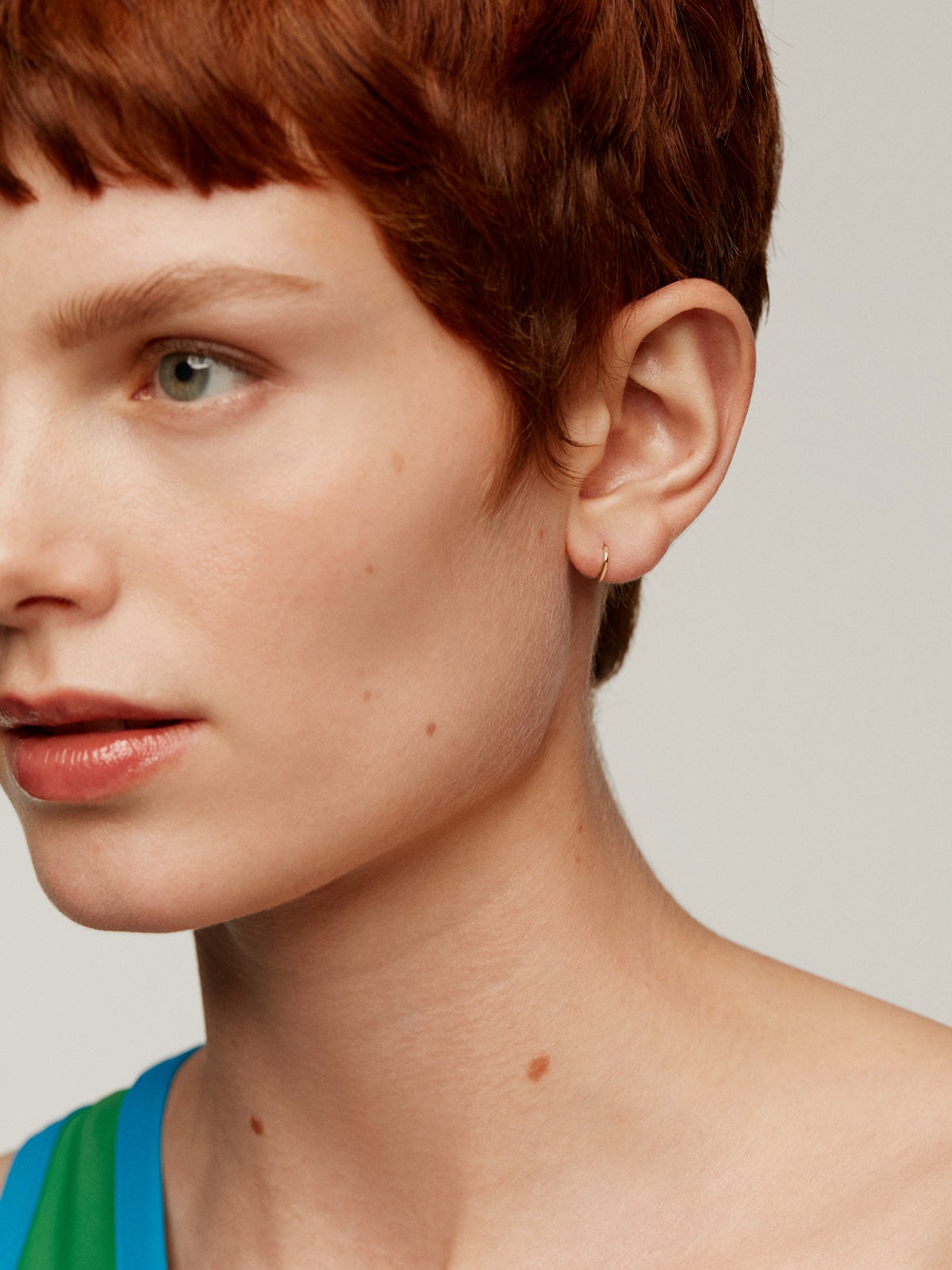 Pendiente de aro individual pequeño de oro amarillo de 9K