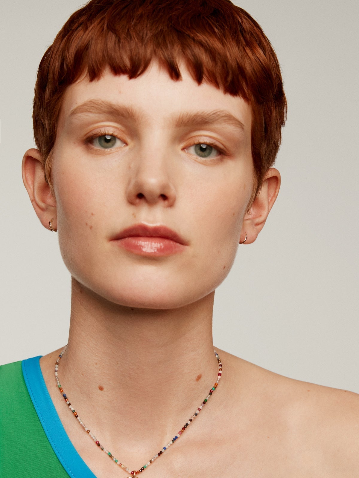 Pendiente de aro individual pequeño de oro amarillo de 9K