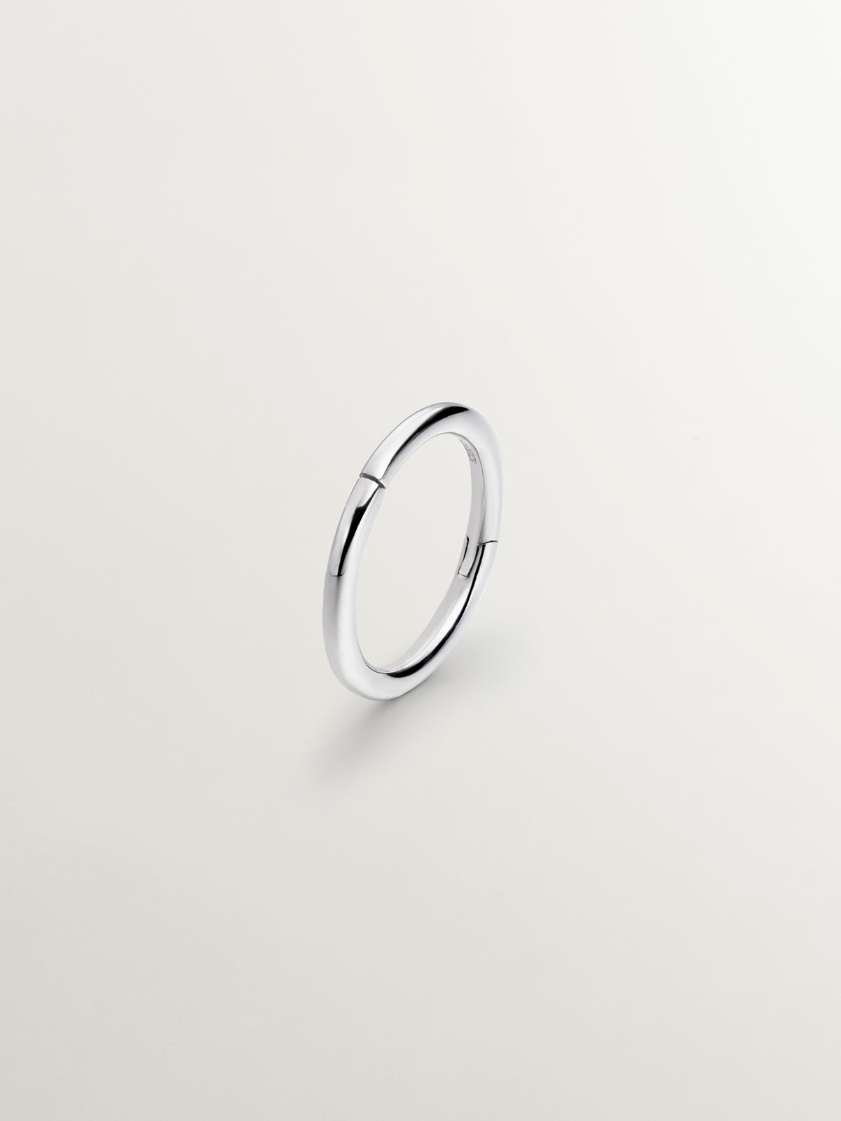 Pendiente de aro pequeño individual de oro blanco de 9K