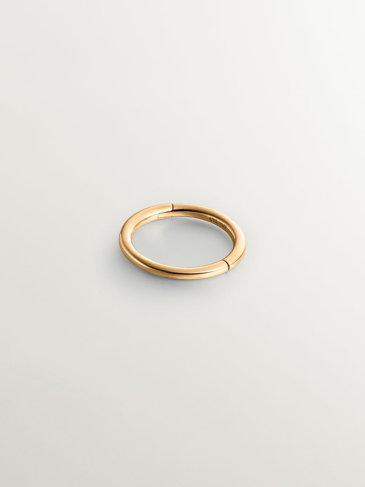 Piercing solitario de oro amarillo de 18K