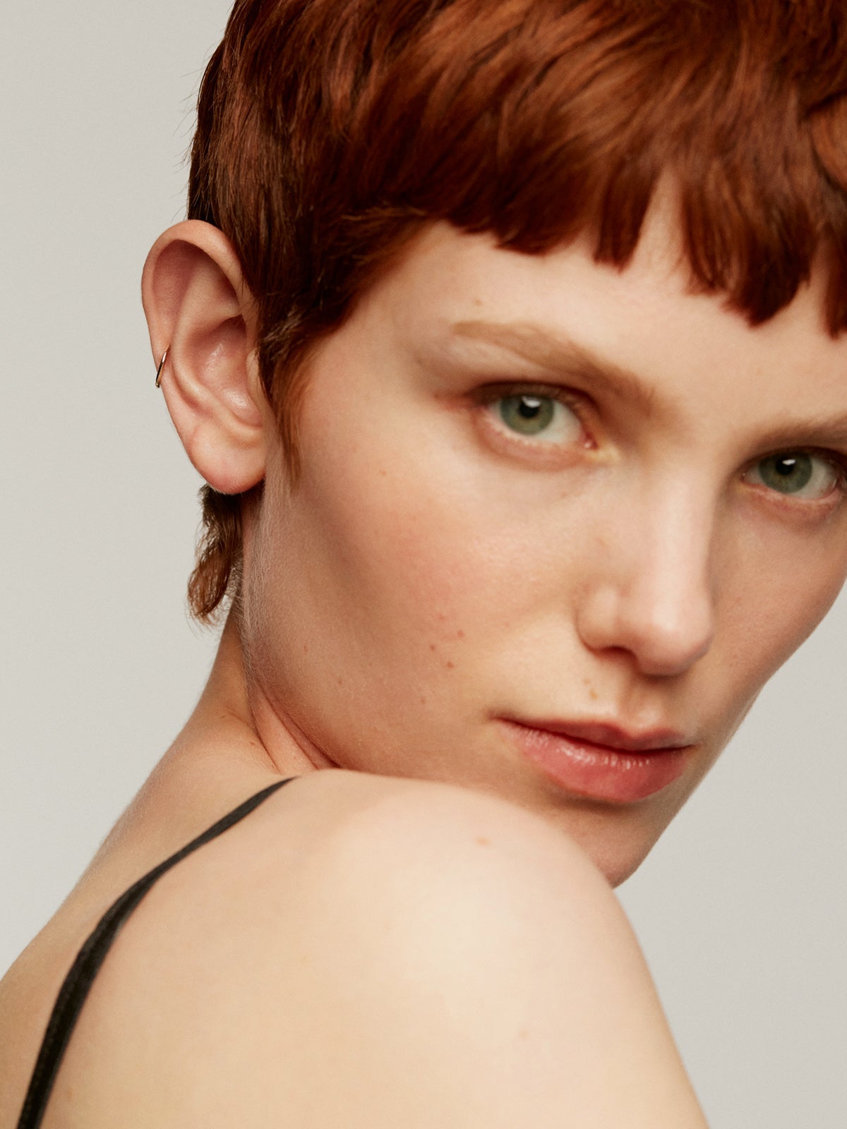 Piercing solitario de oro amarillo de 18K