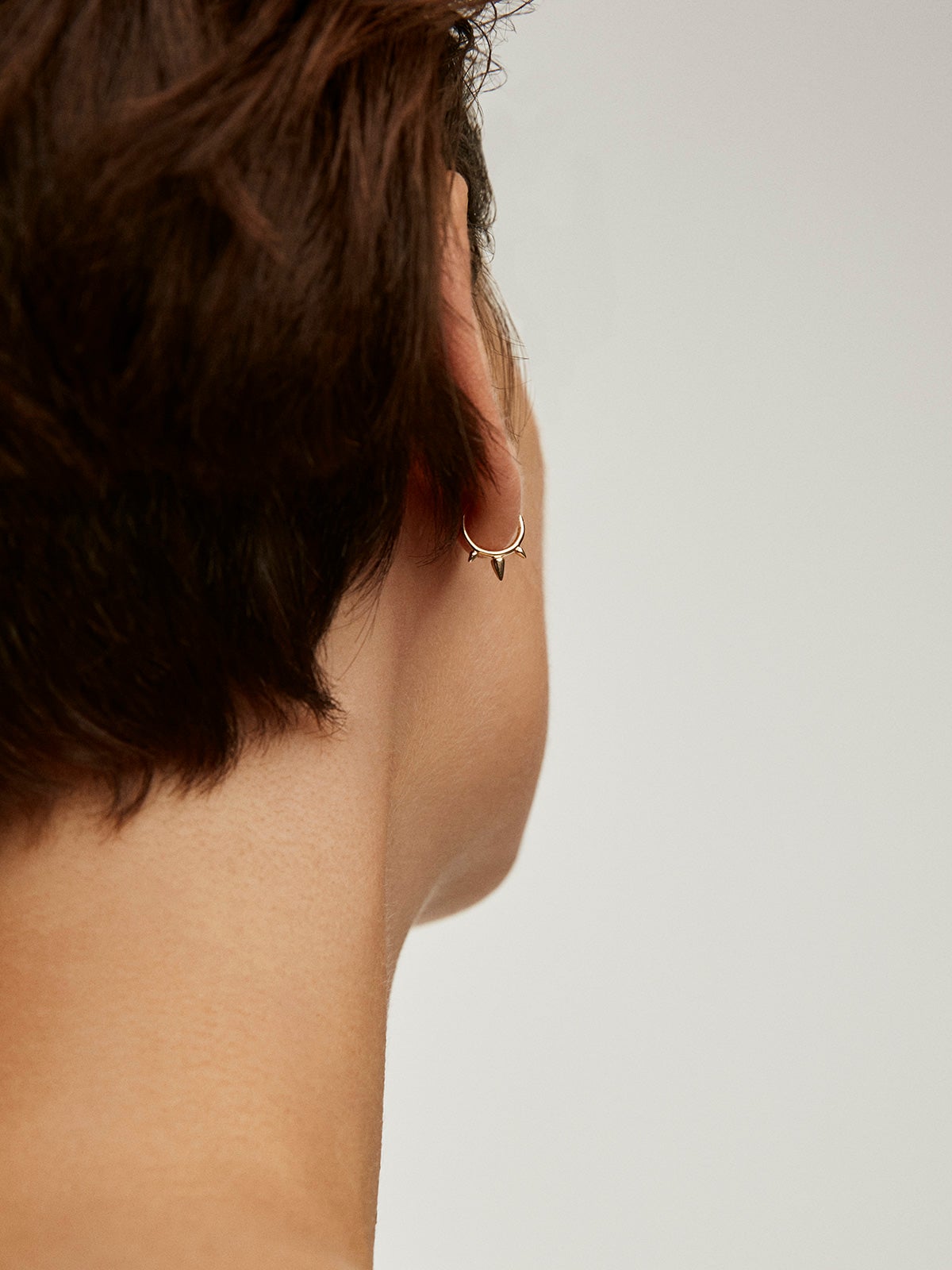 Pendiente individual de plata 925 bañada en oro amarillo de 9K con pinchos