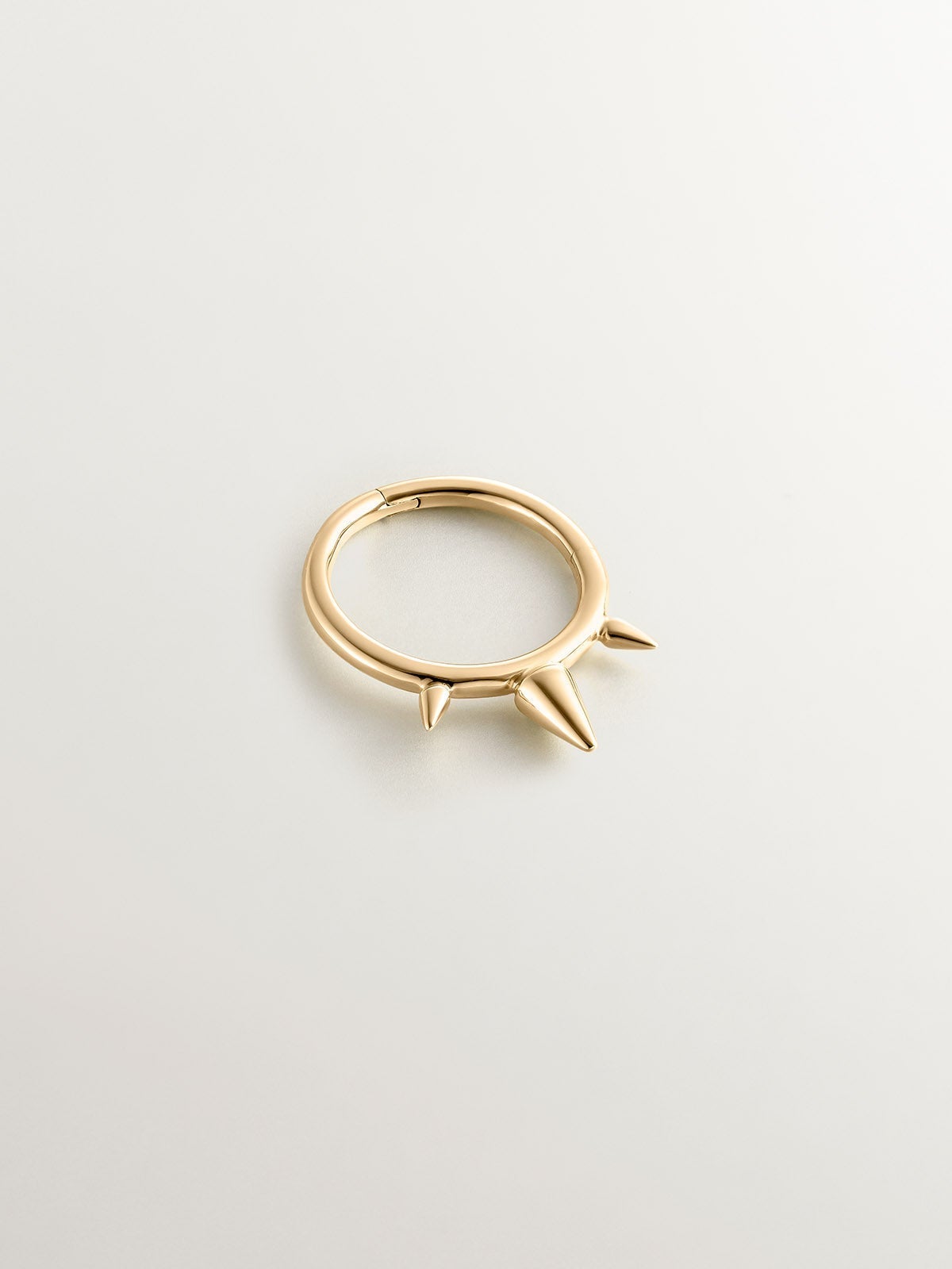 Pendiente individual de plata 925 bañada en oro amarillo de 9K con pinchos