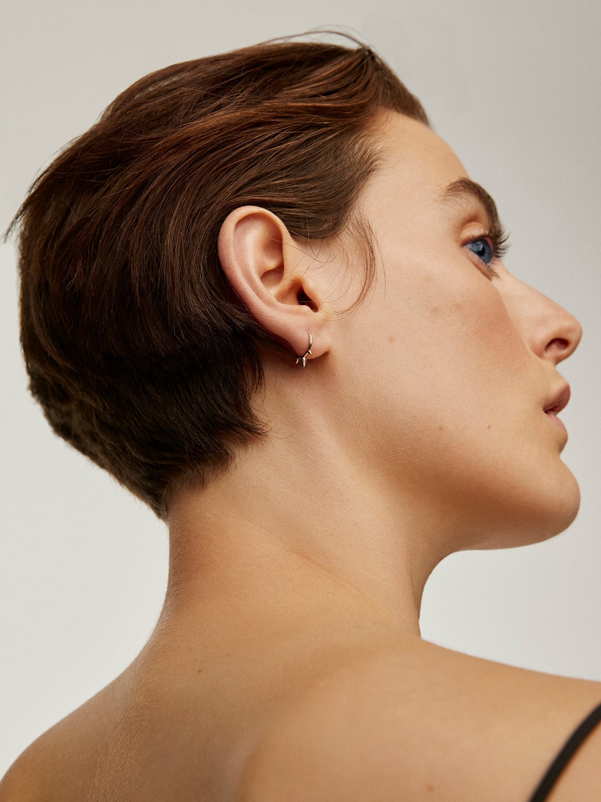 Pendiente individual de plata 925 bañada en oro amarillo de 9K con pinchos