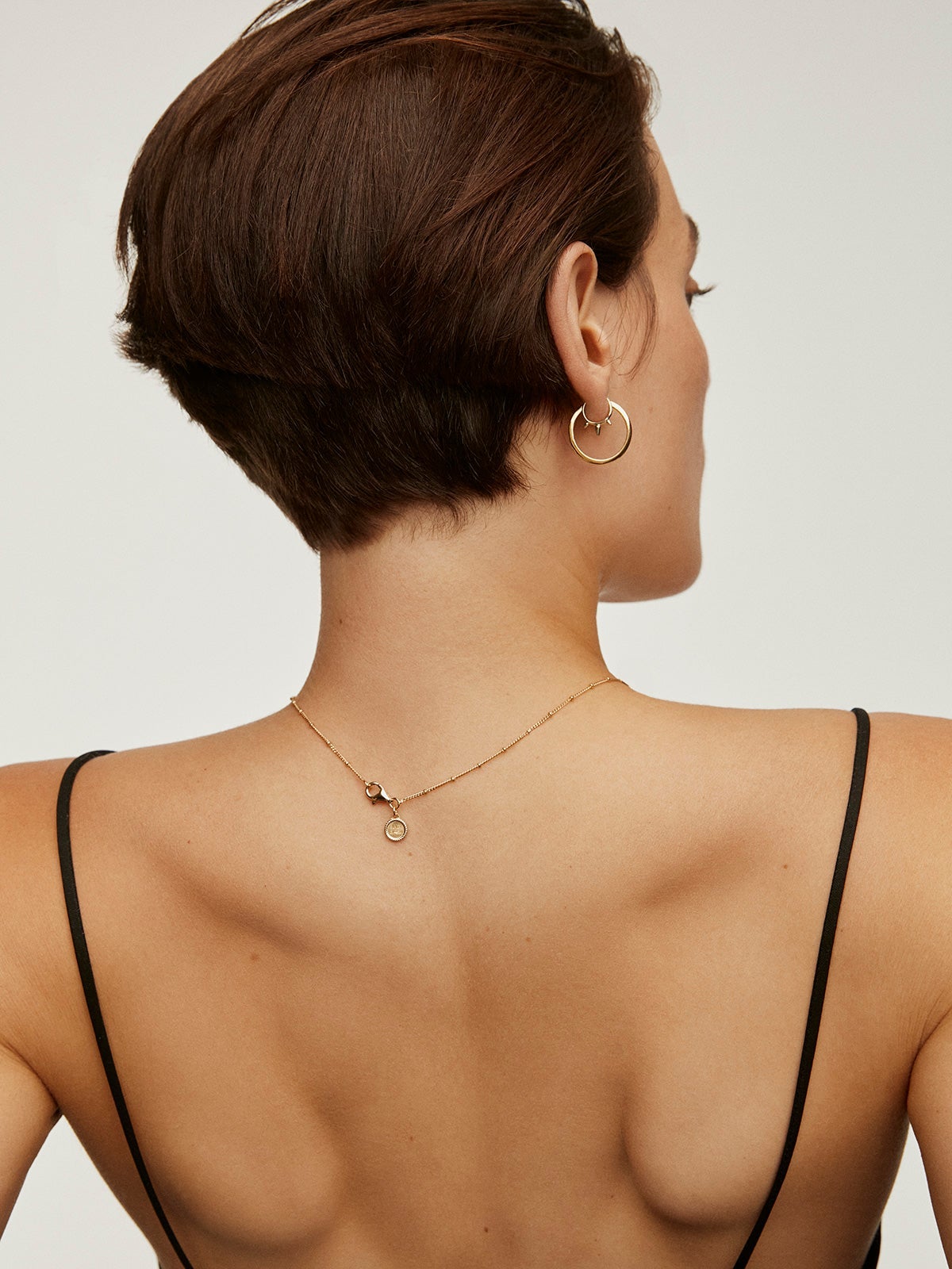 Pendiente individual de plata 925 bañada en oro amarillo de 9K con pinchos