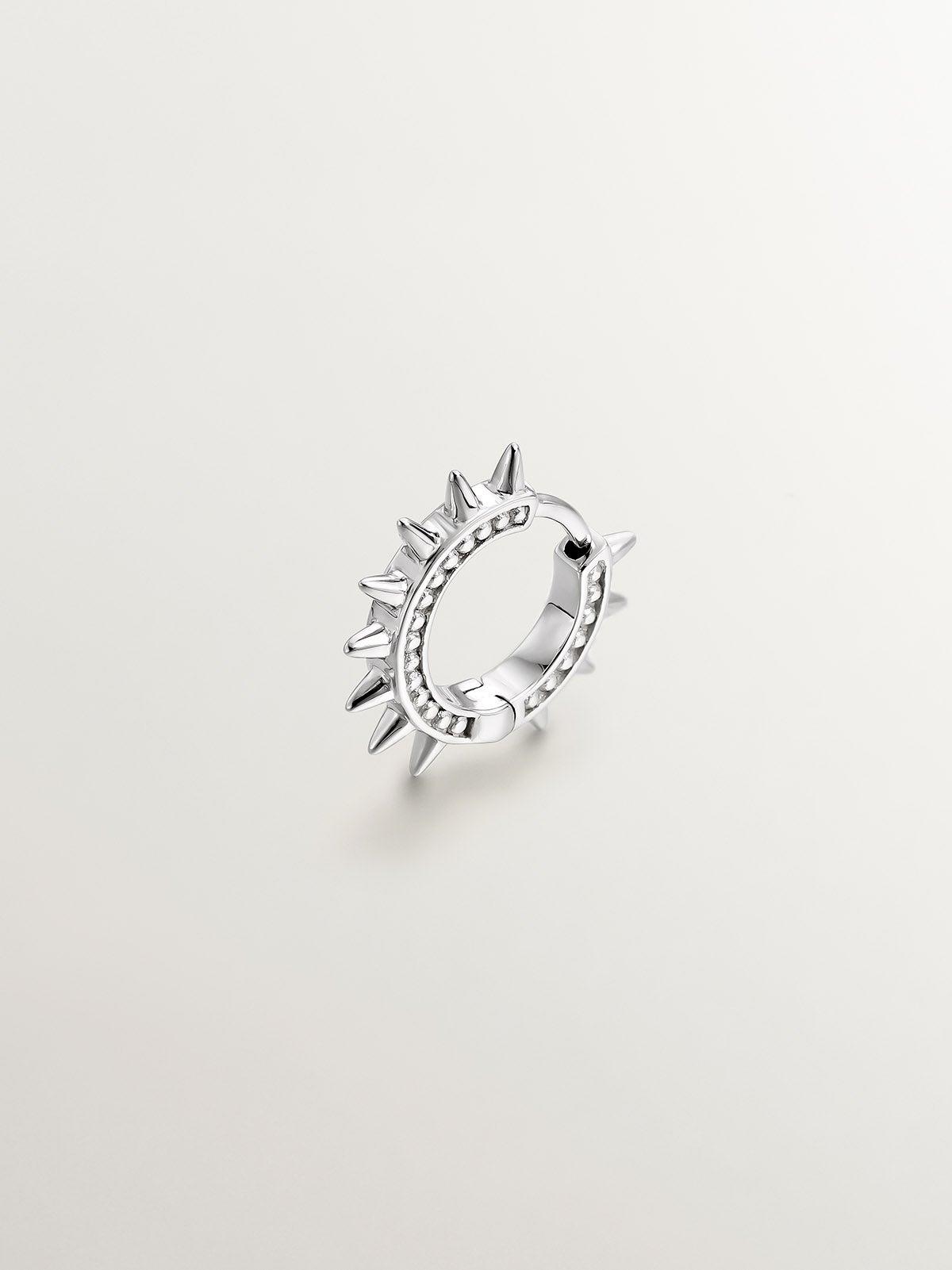 Pendiente de aro individual de oro blanco de 9K con pinchos y esferas