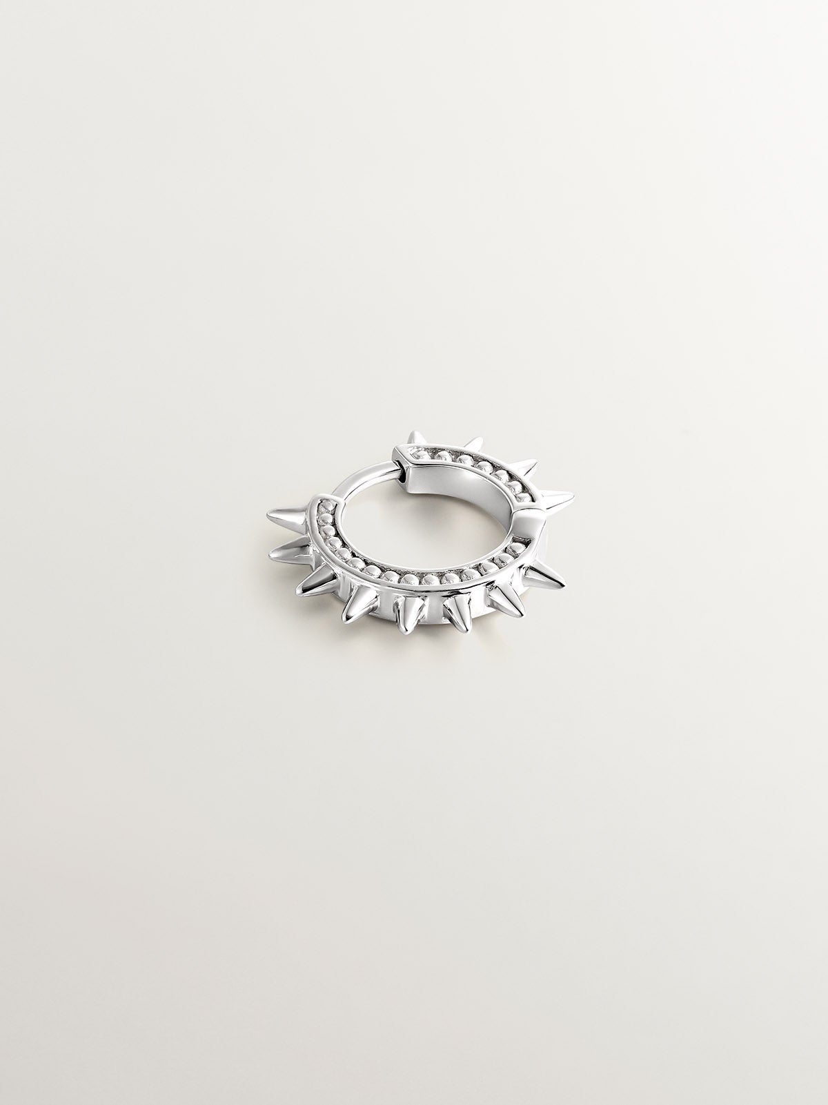 Pendiente de aro individual de oro blanco de 9K con pinchos y esferas