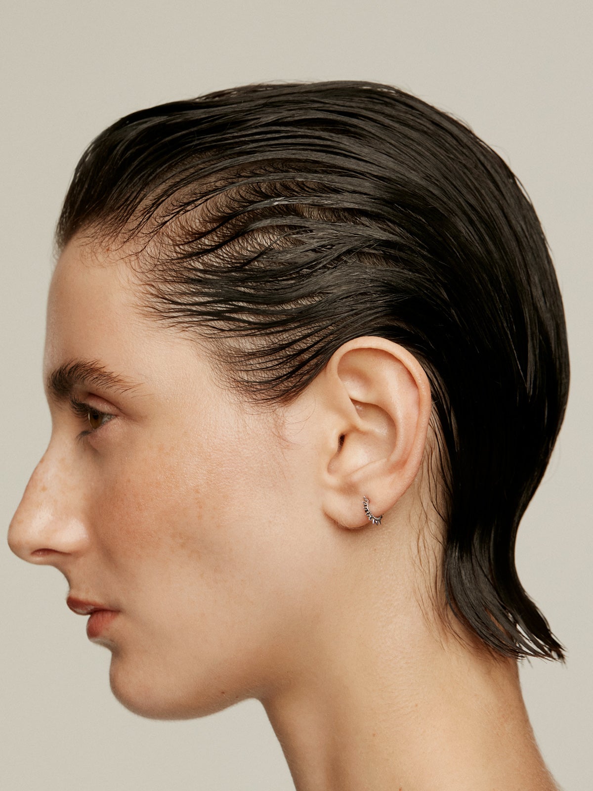 Pendiente de aro individual de oro blanco de 9K con pinchos y esferas