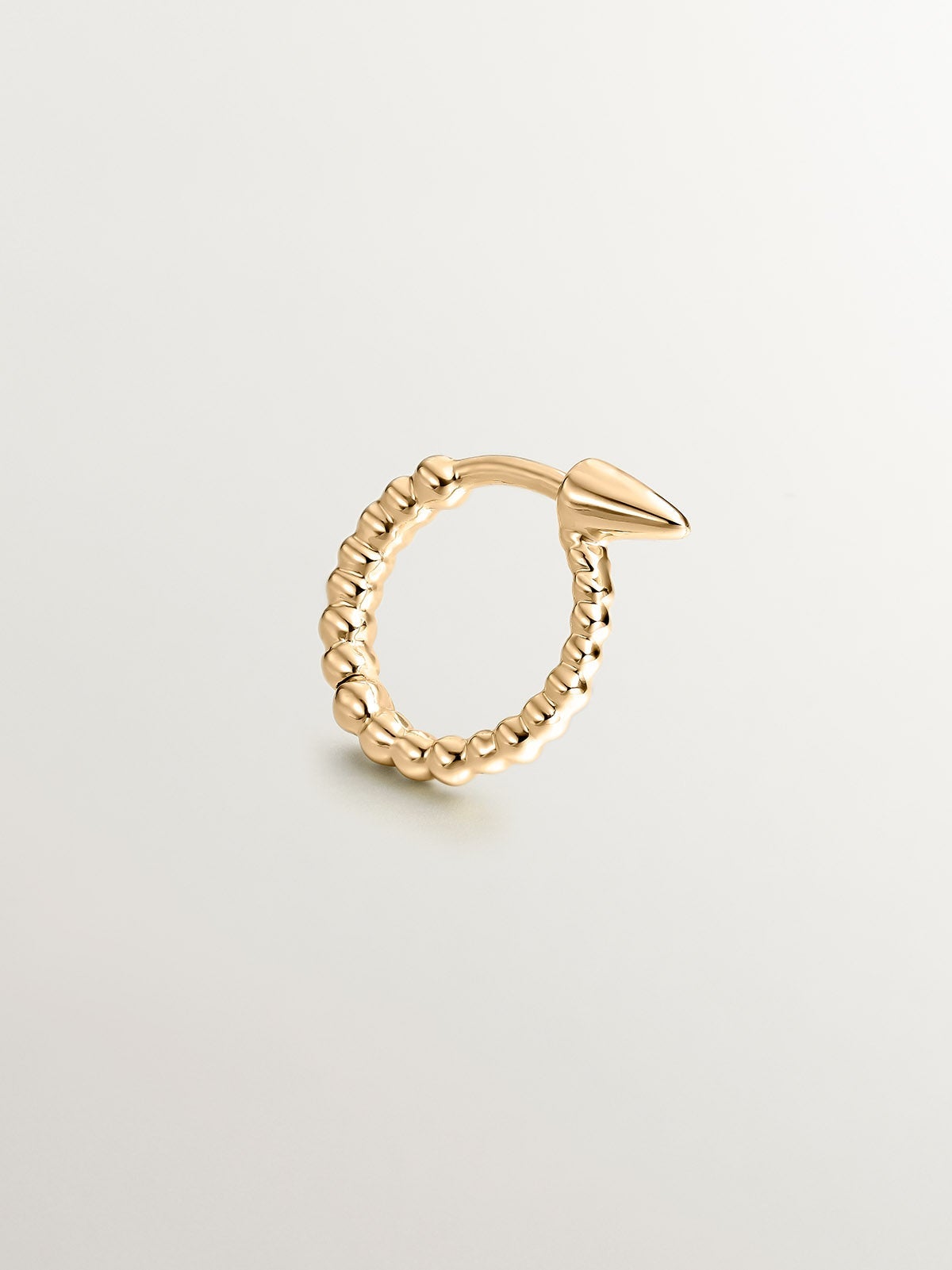 Piercing de aro pequeño de oro amarillo de 18K con textura y pincho