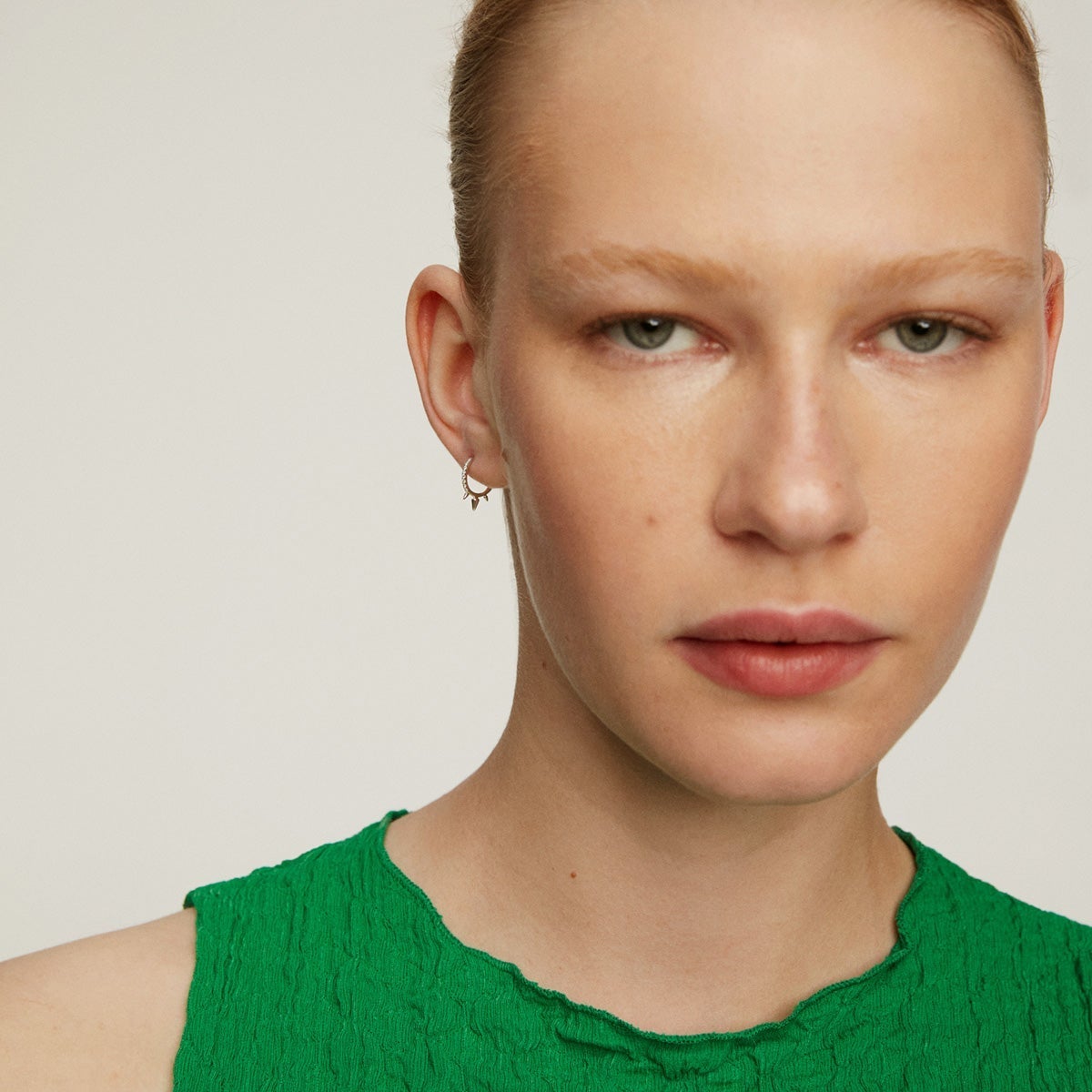 Pendiente individual de aro pequeño de oro blanco de 9K con pinchos y diamantes