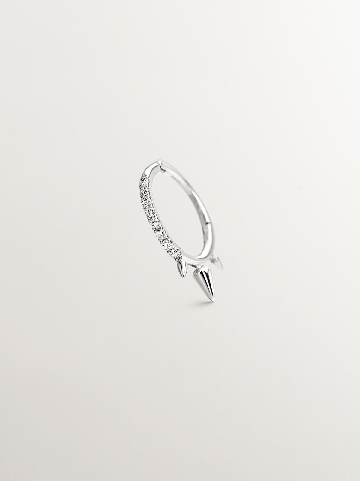 Pendiente individual de aro pequeño de oro blanco de 9K con pinchos y diamantes