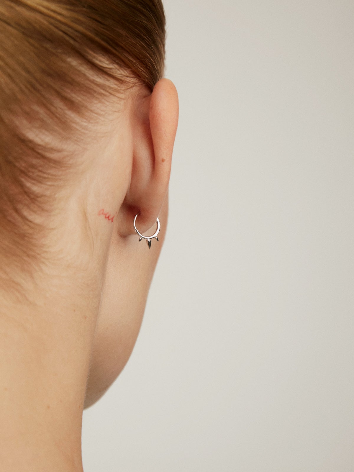 Pendiente individual de aro pequeño de oro blanco de 9K con pinchos y diamantes