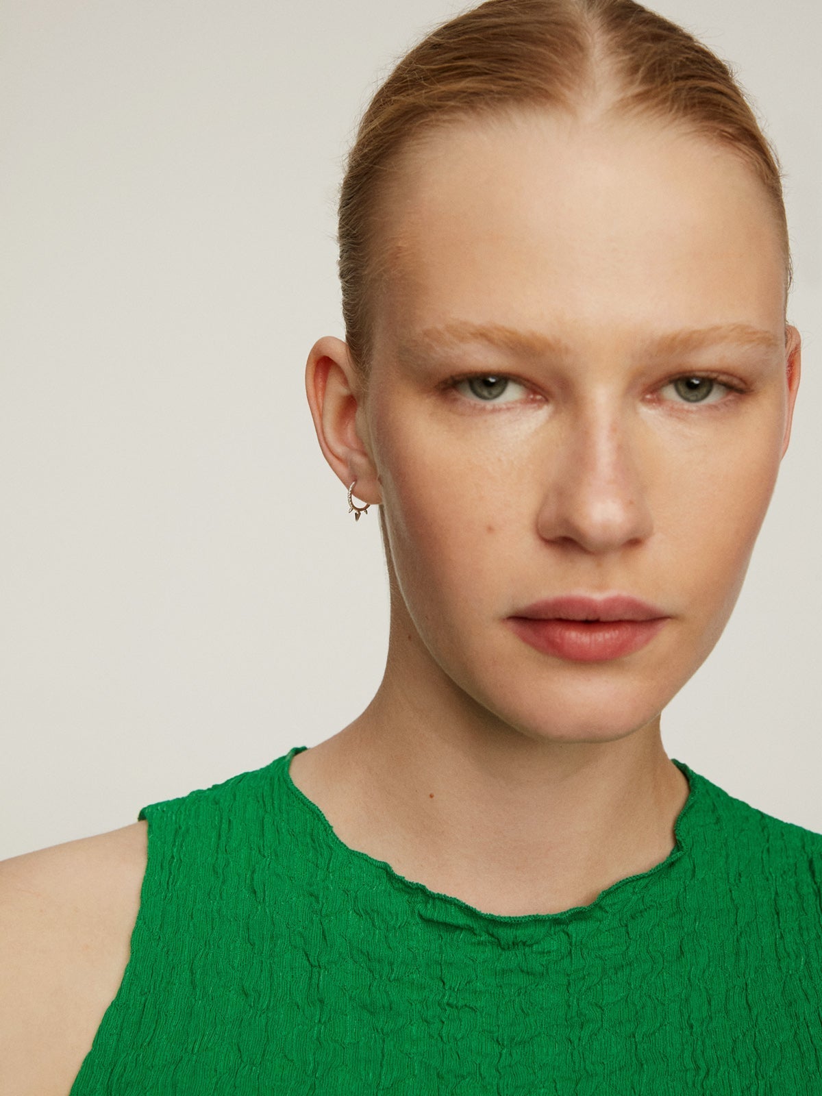 Pendiente individual de aro pequeño de oro blanco de 9K con pinchos y diamantes