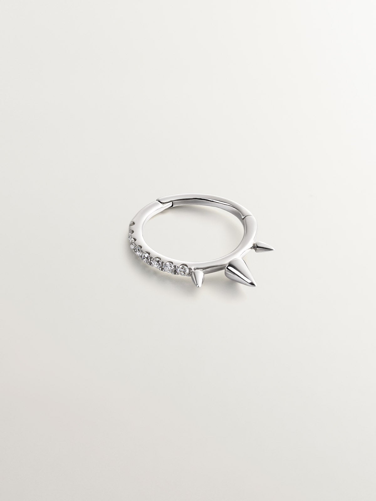 Pendiente individual de aro pequeño de oro blanco de 9K con pinchos y diamantes