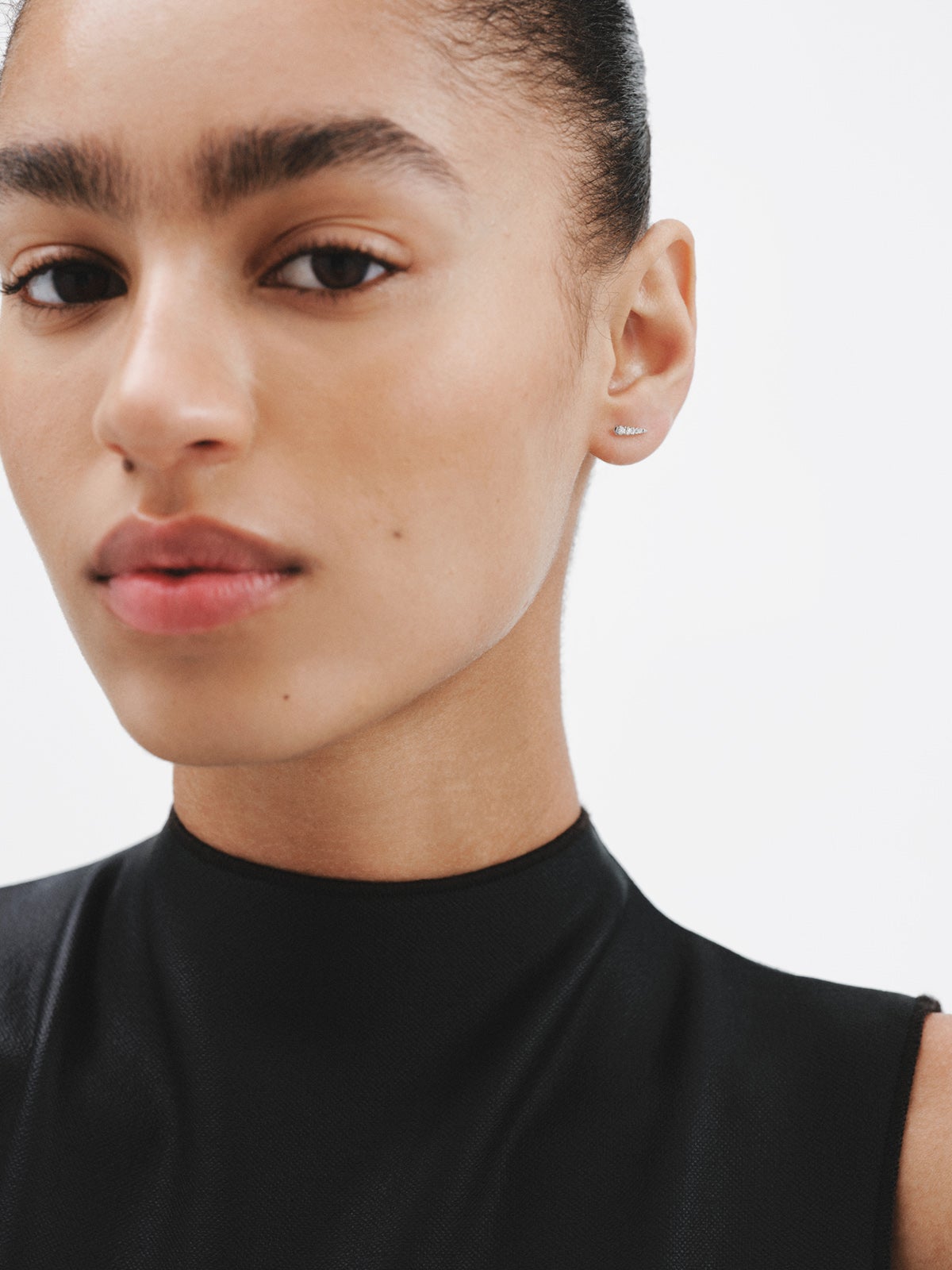 Pendiente individual de oro blanco de 9K con diamantes