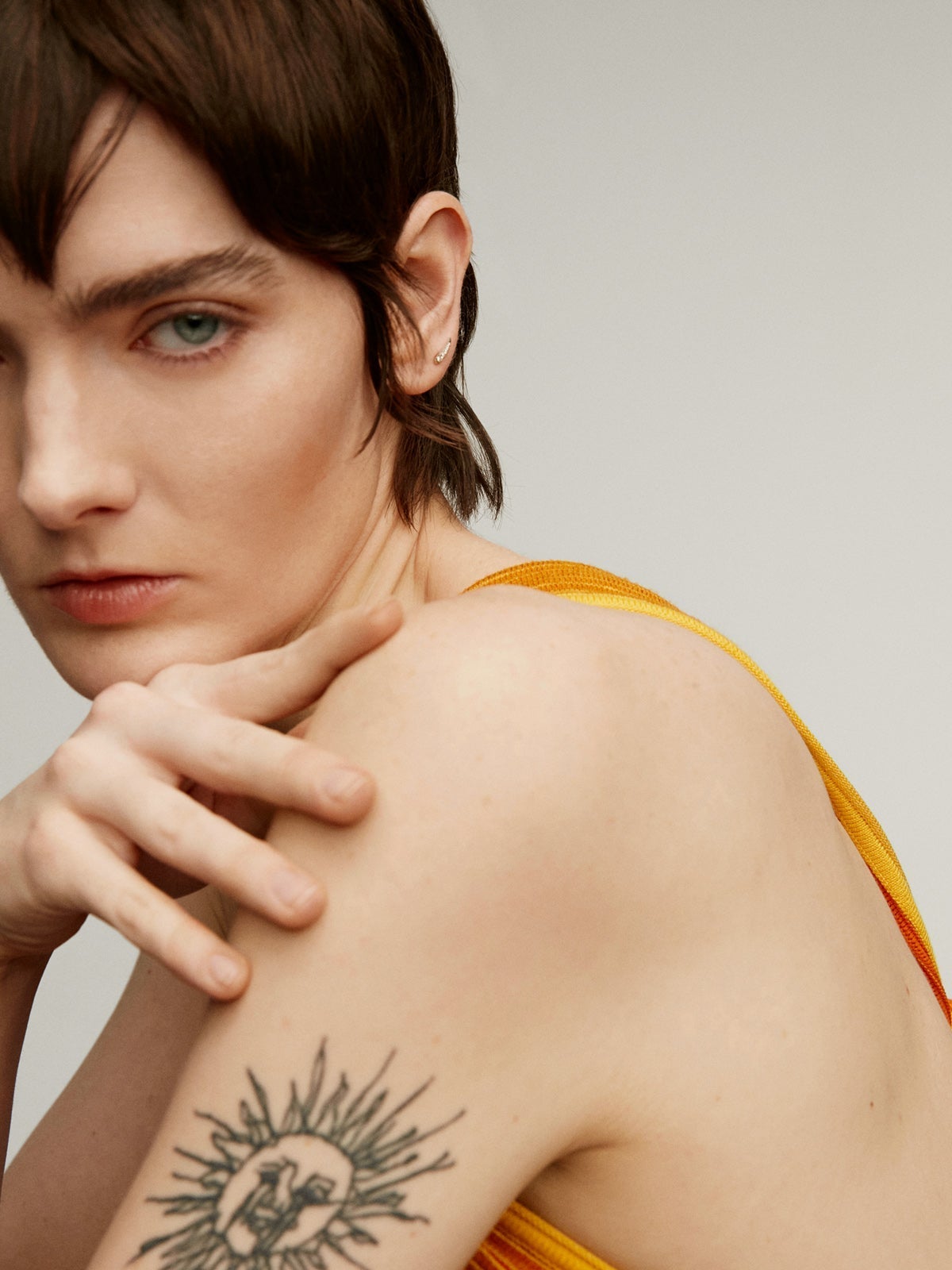 Pendiente individual de oro blanco de 9K con diamantes