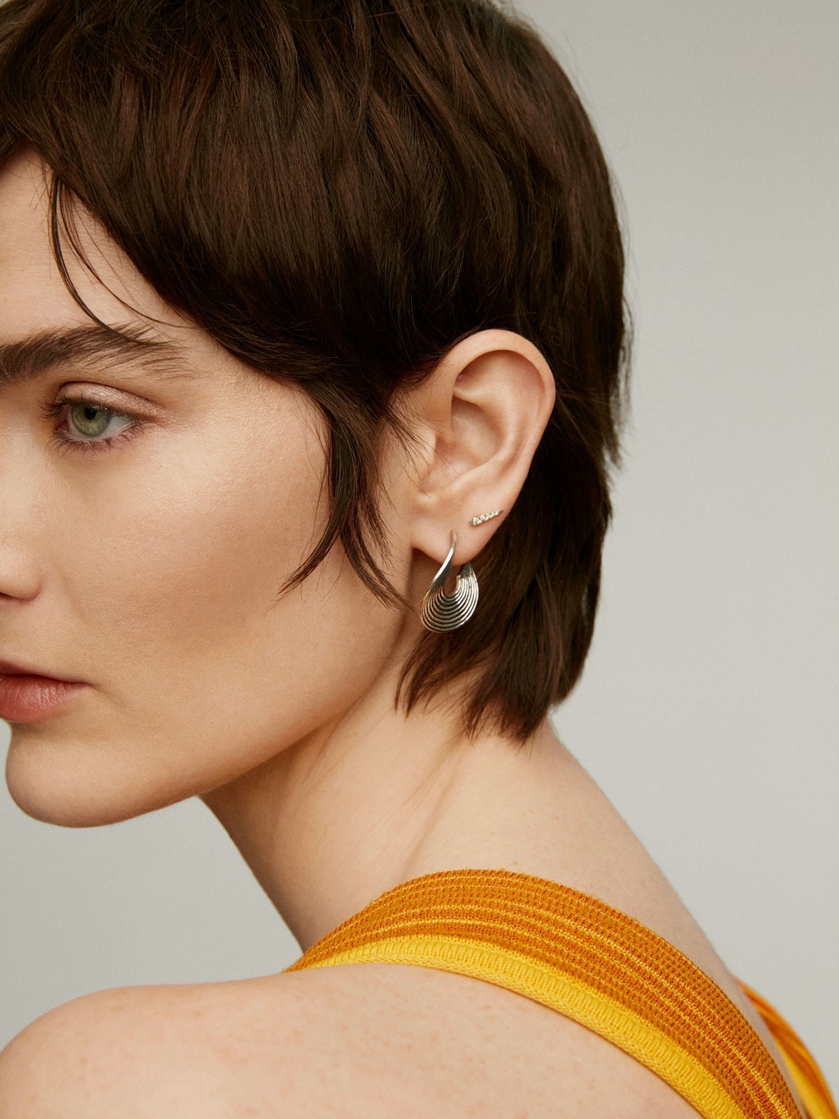 Pendiente individual de oro blanco de 9K con diamantes