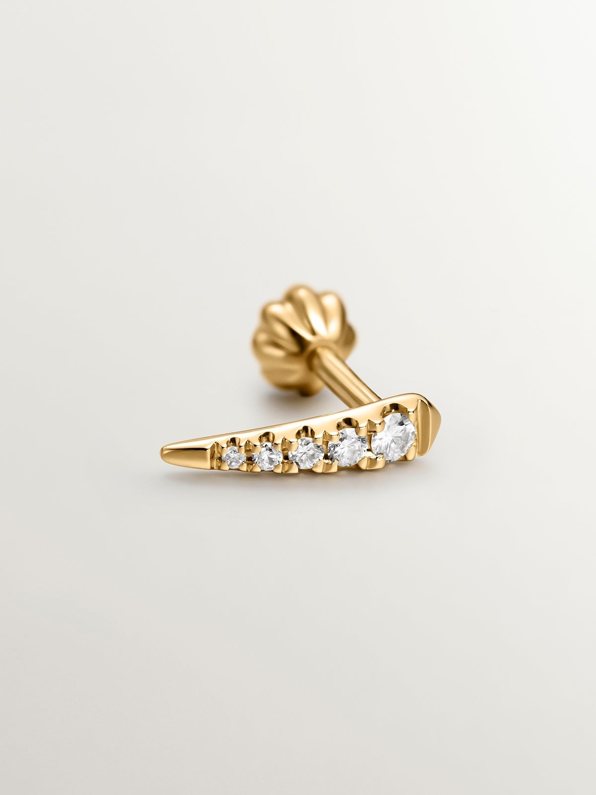 Pendiente individual de oro amarillo de 9K con diamantes