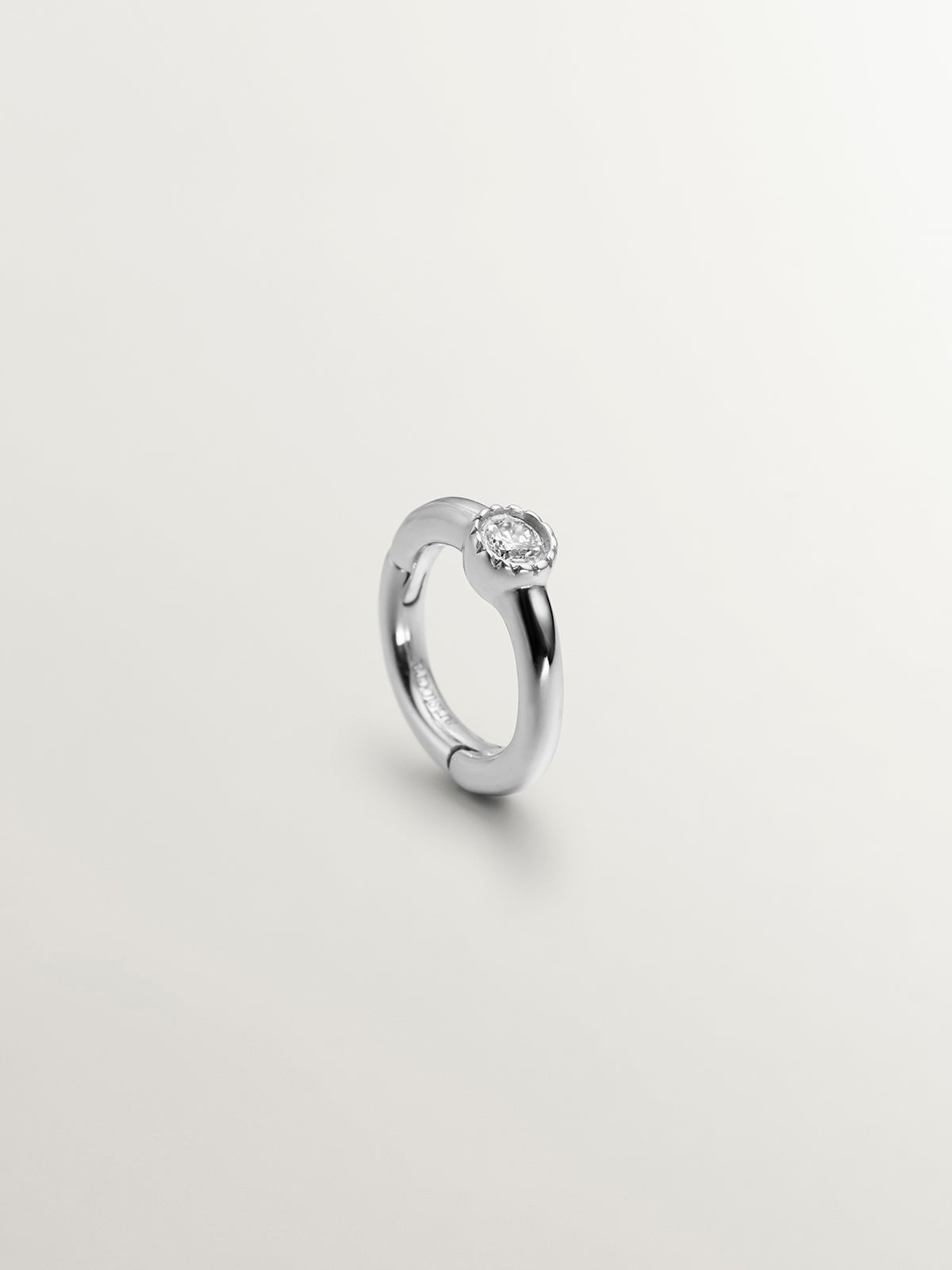 Pendiente individual de aro pequeño de oro blanco de 9K con diamante 0,014 cts