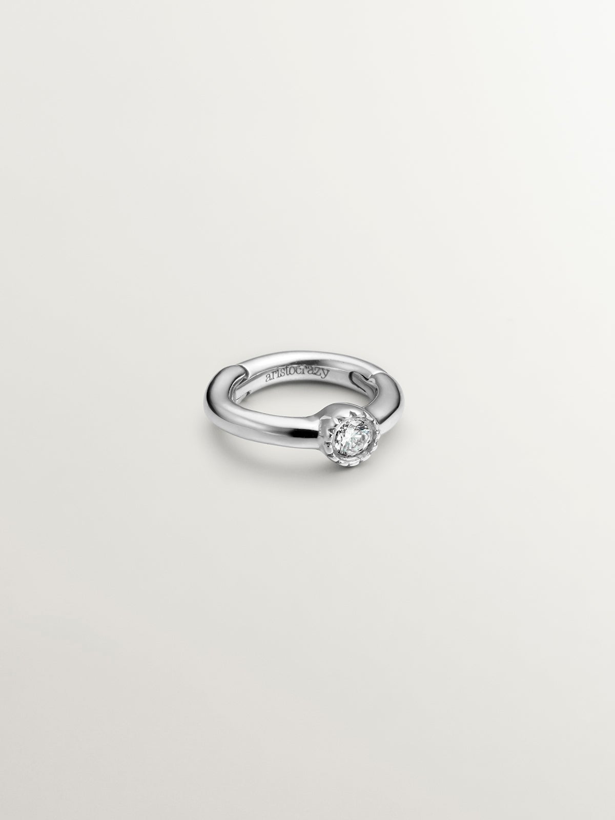 Pendiente individual de aro pequeño de oro blanco de 9K con diamante 0,014 cts