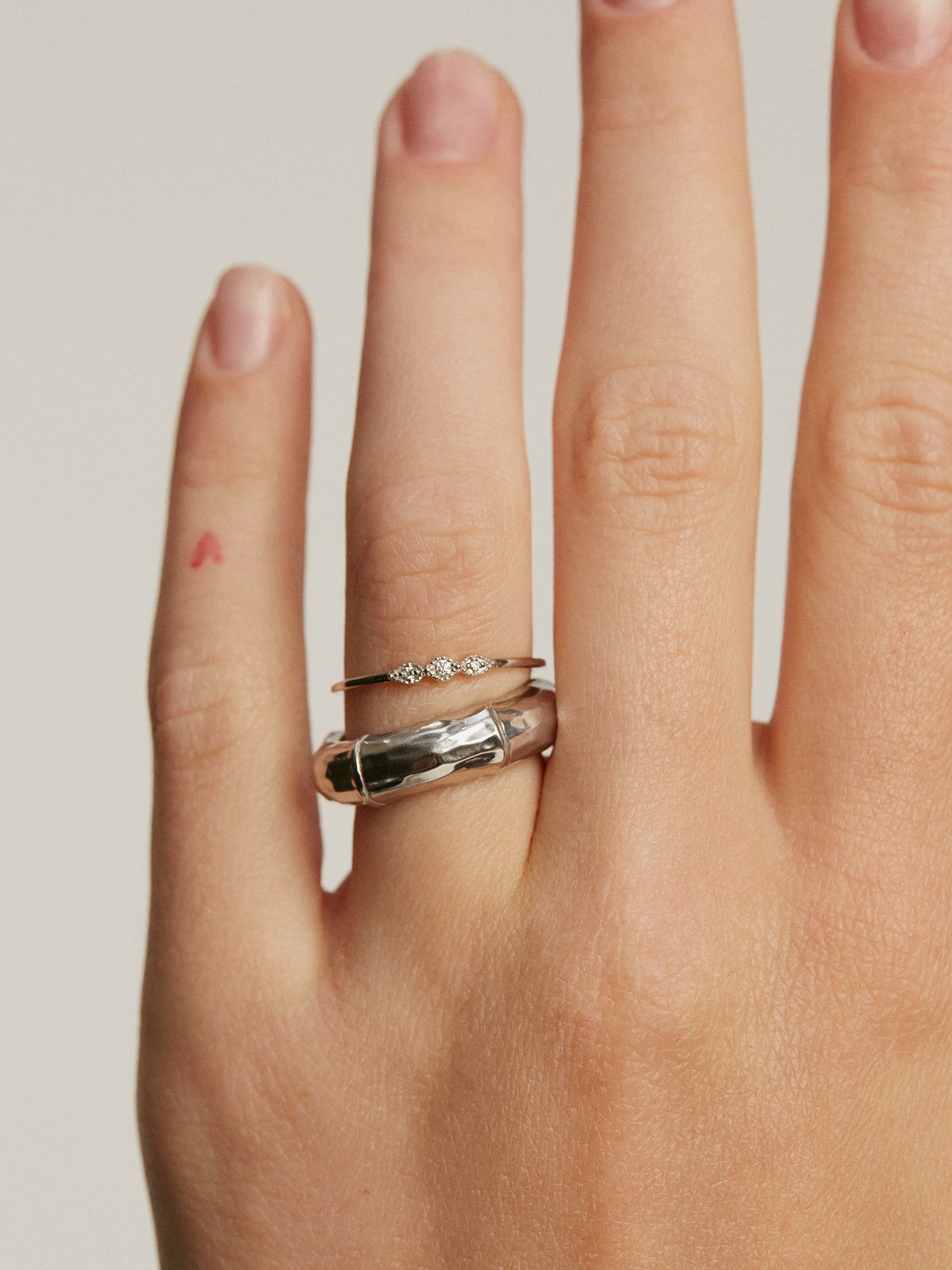 Anillo tresillo de oro blanco de 18K con diamantes 0,027