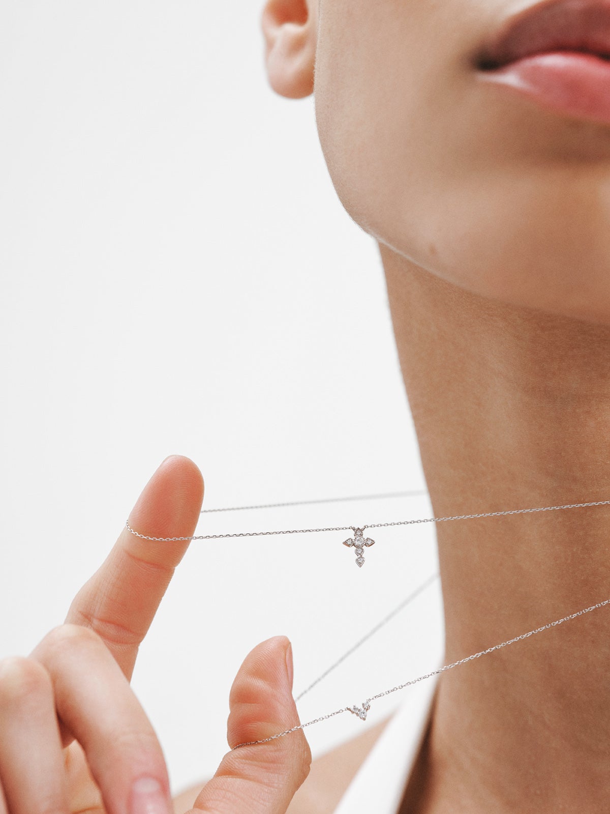 Colgante de oro blanco de 18K con cruz de diamantes