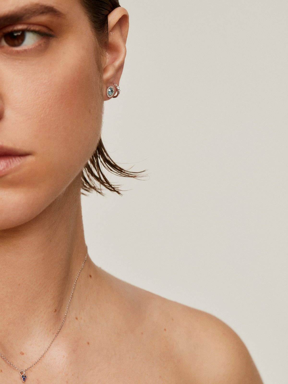 Pendiente individual pequeño de aro de oro blanco de 18K con triple diamante