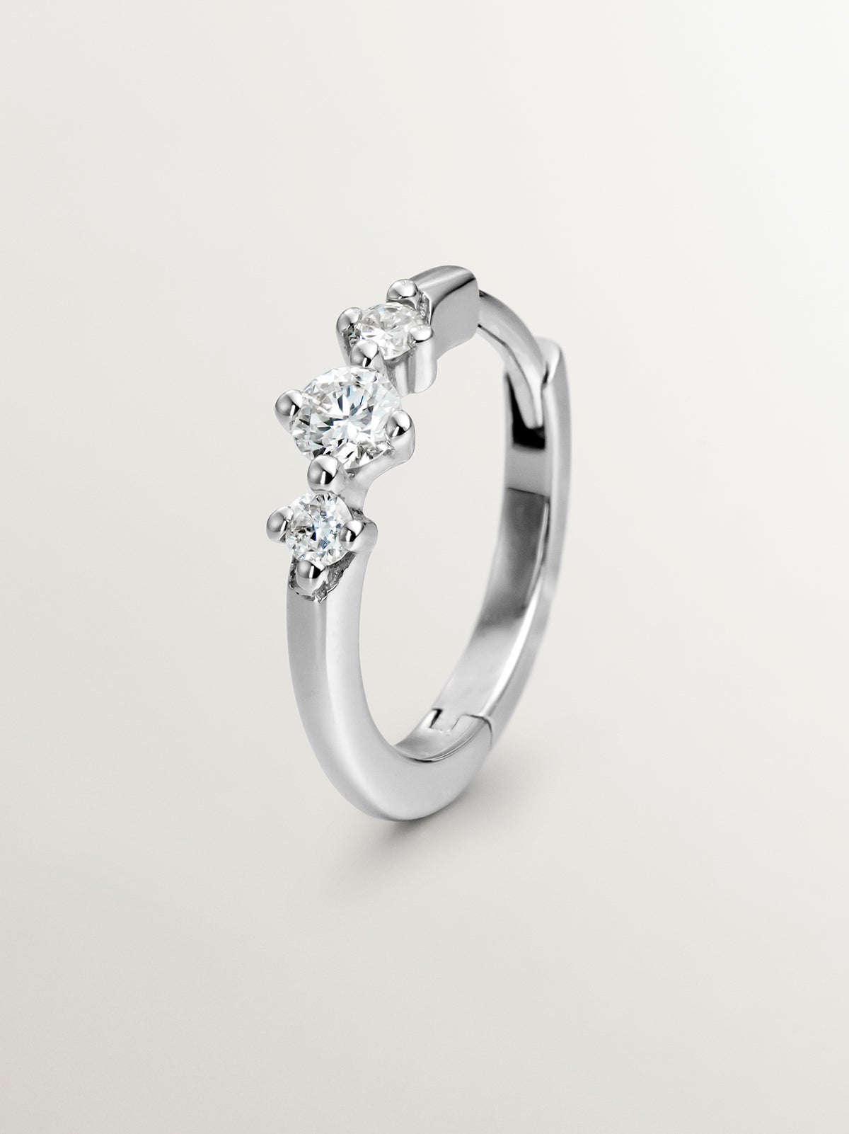 Pendiente individual pequeño de aro de oro blanco de 18K con triple diamante