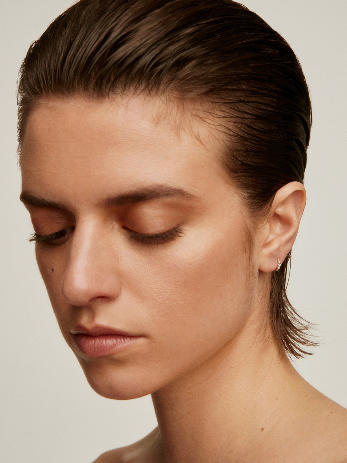 Pendiente individual pequeño de aro de oro blanco de 18K con triple diamante