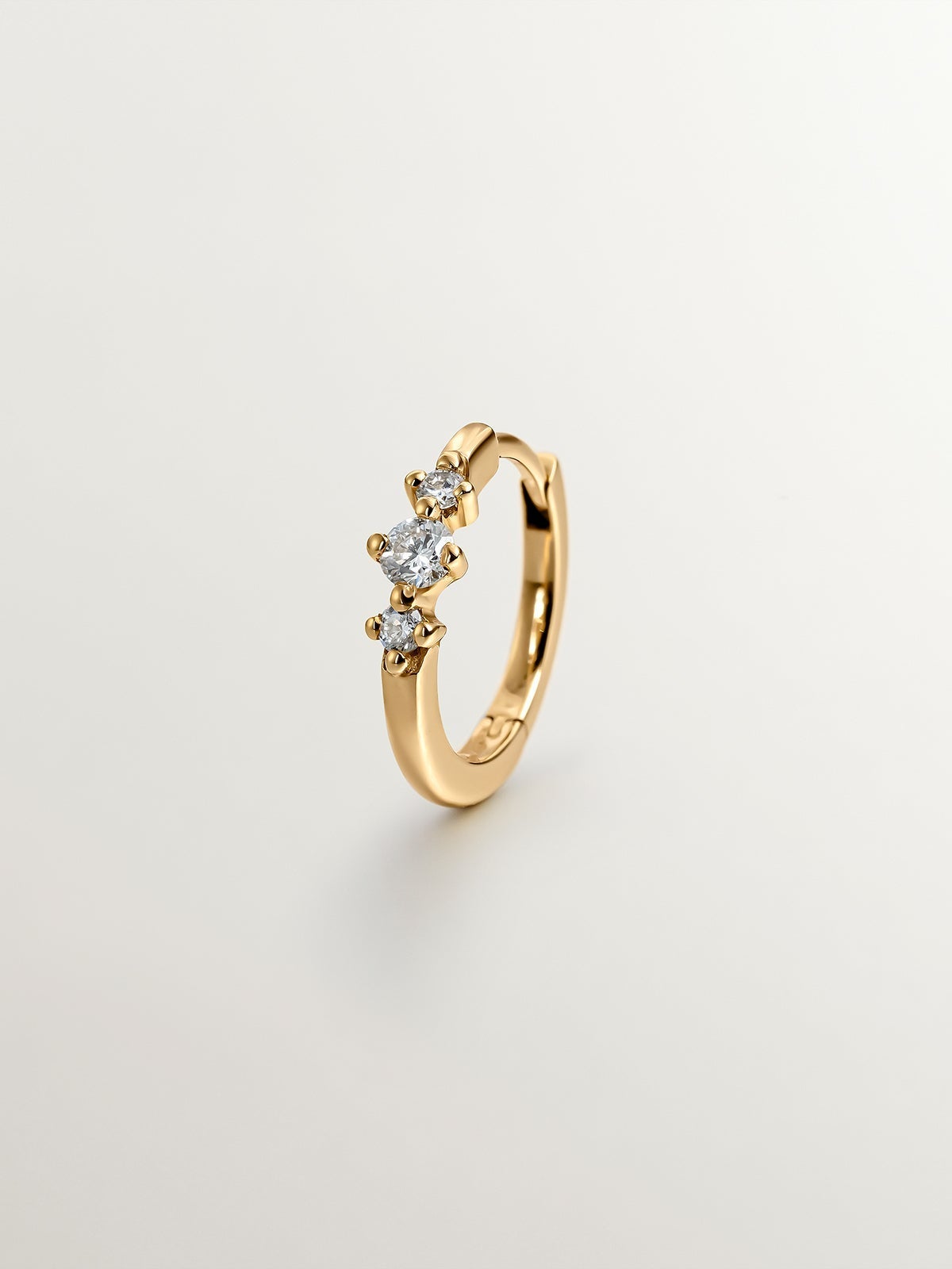 Pendiente individual pequeño de aro de oro amarillo de 18K con triple diamante