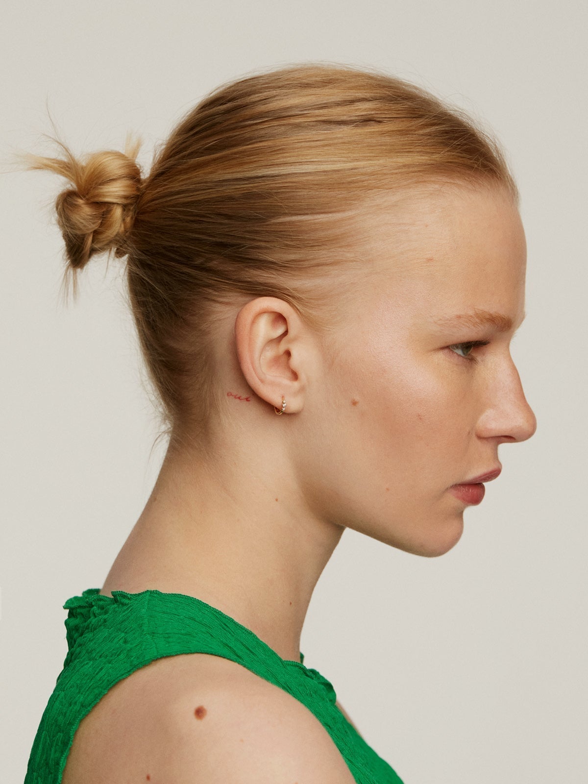 Pendiente individual pequeño de aro de oro amarillo de 18K con triple diamante