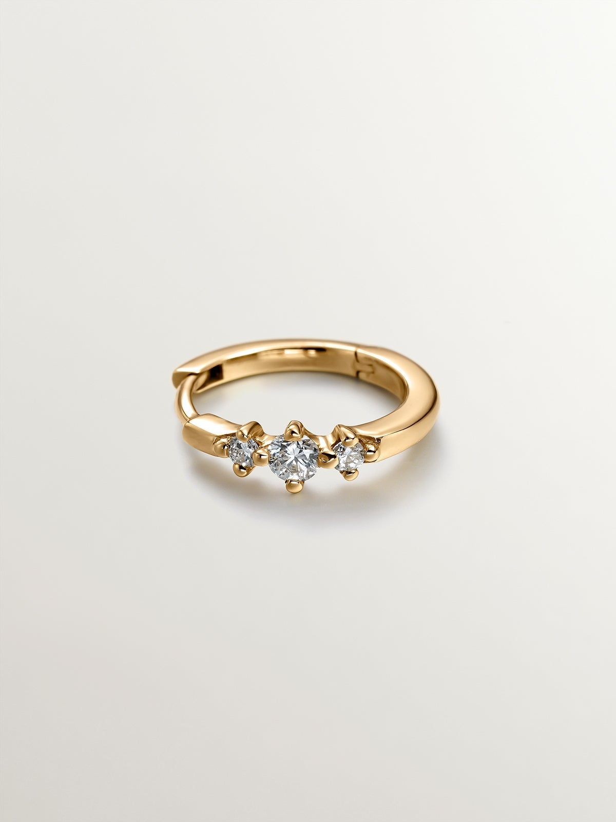 Pendiente individual pequeño de aro de oro amarillo de 18K con triple diamante