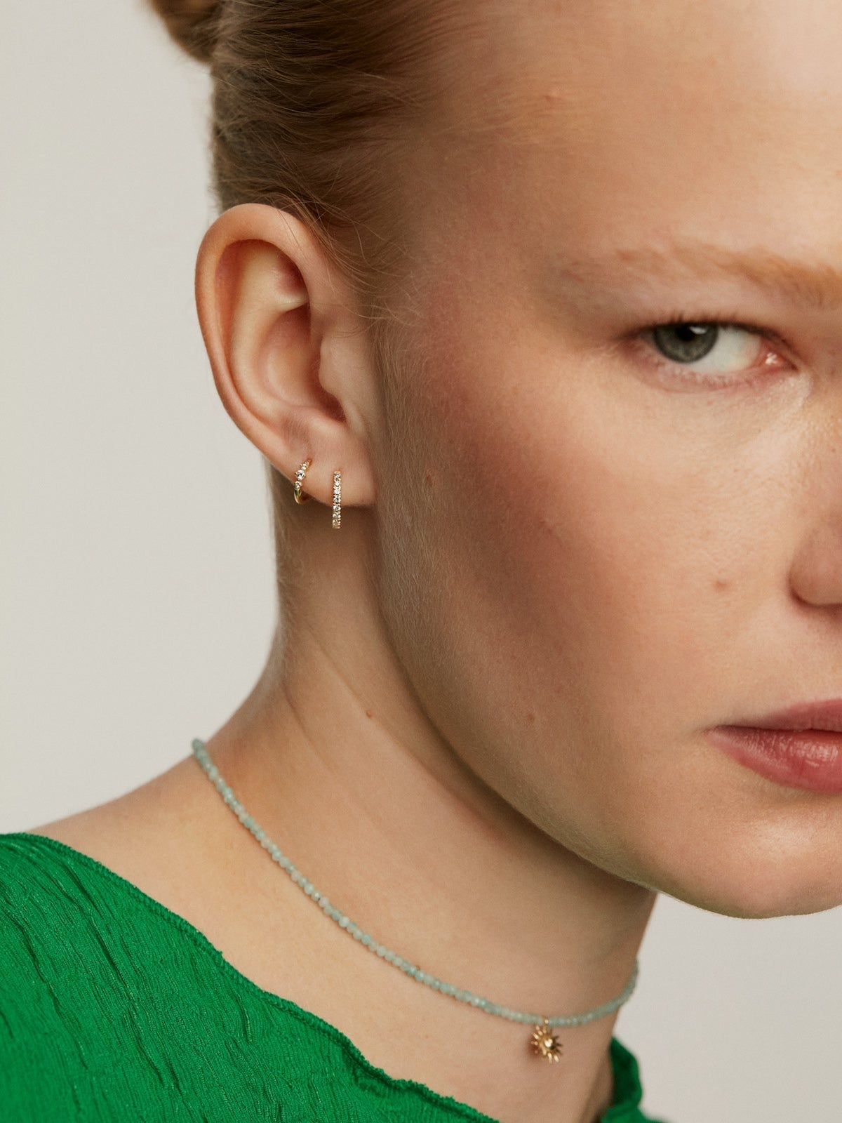 Pendiente individual pequeño de aro de oro amarillo de 18K con triple diamante