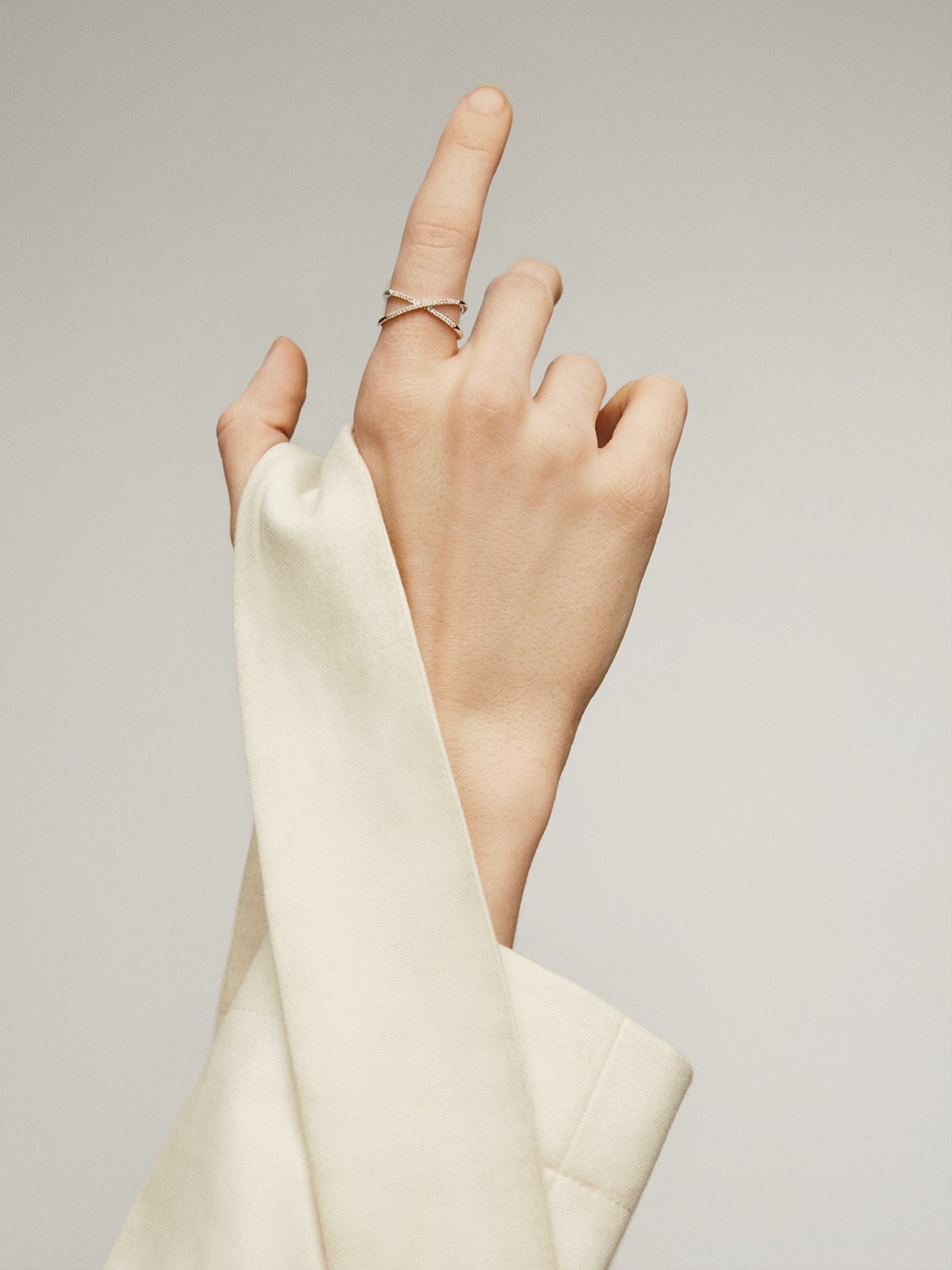 Anillo doble cruzado de oro blanco de 18K con diamantes