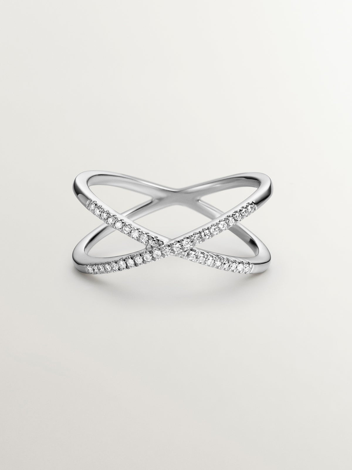 Anillo doble cruzado de oro blanco de 18K con diamantes