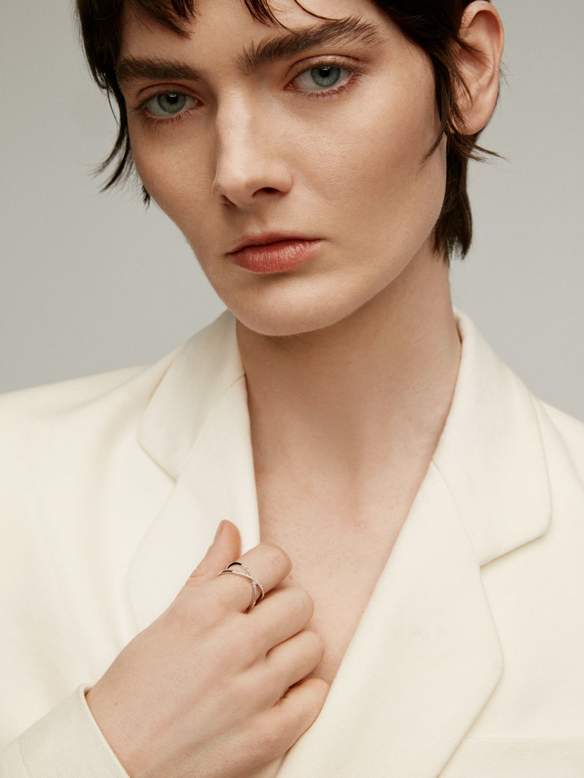 Anillo doble cruzado de oro blanco de 18K con diamantes