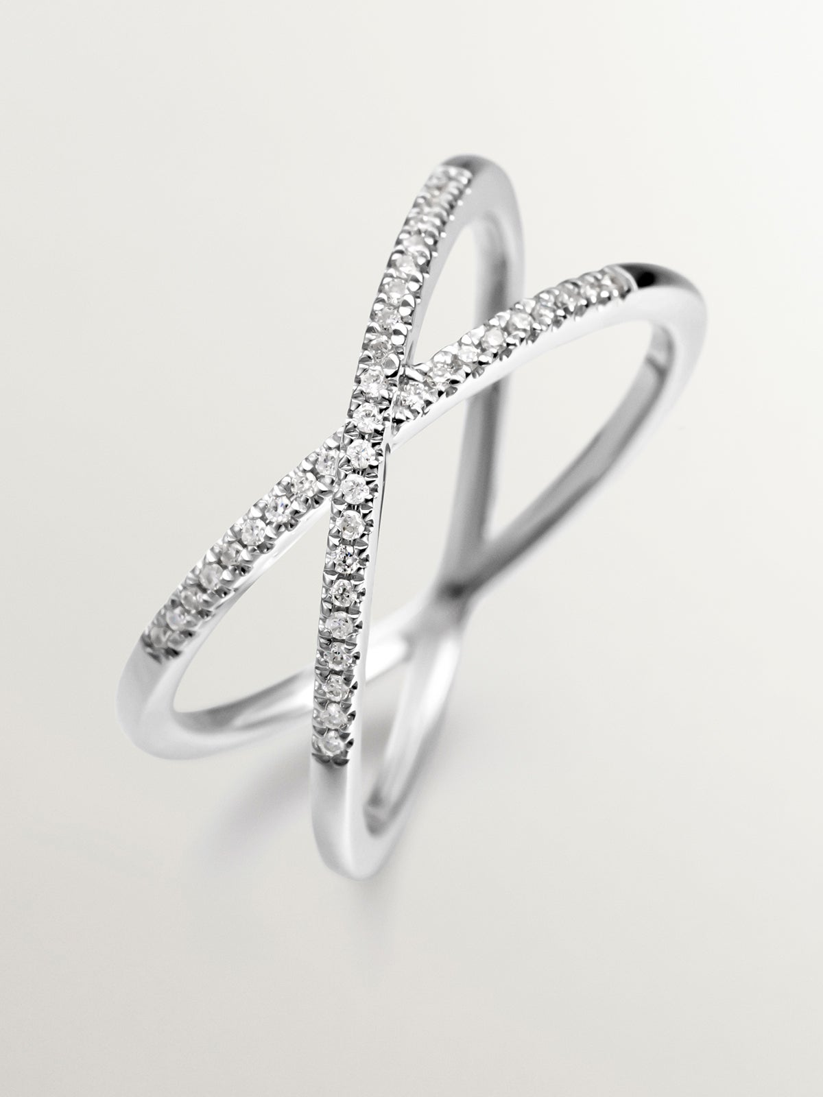 Anillo doble cruzado de oro blanco de 18K con diamantes