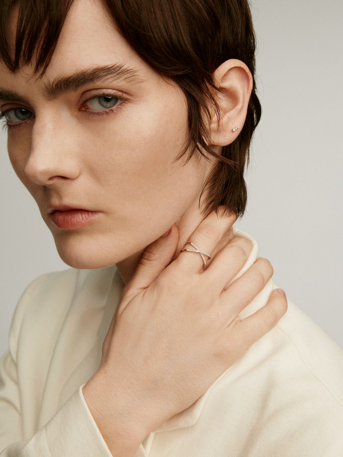 Anillo doble cruzado de oro blanco de 18K con diamantes