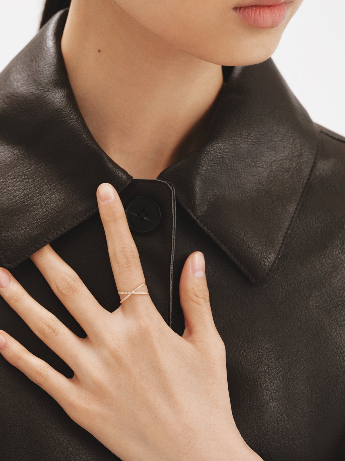 Anillo cruzado de oro amarillo de 18K con diamantes en talla brillante