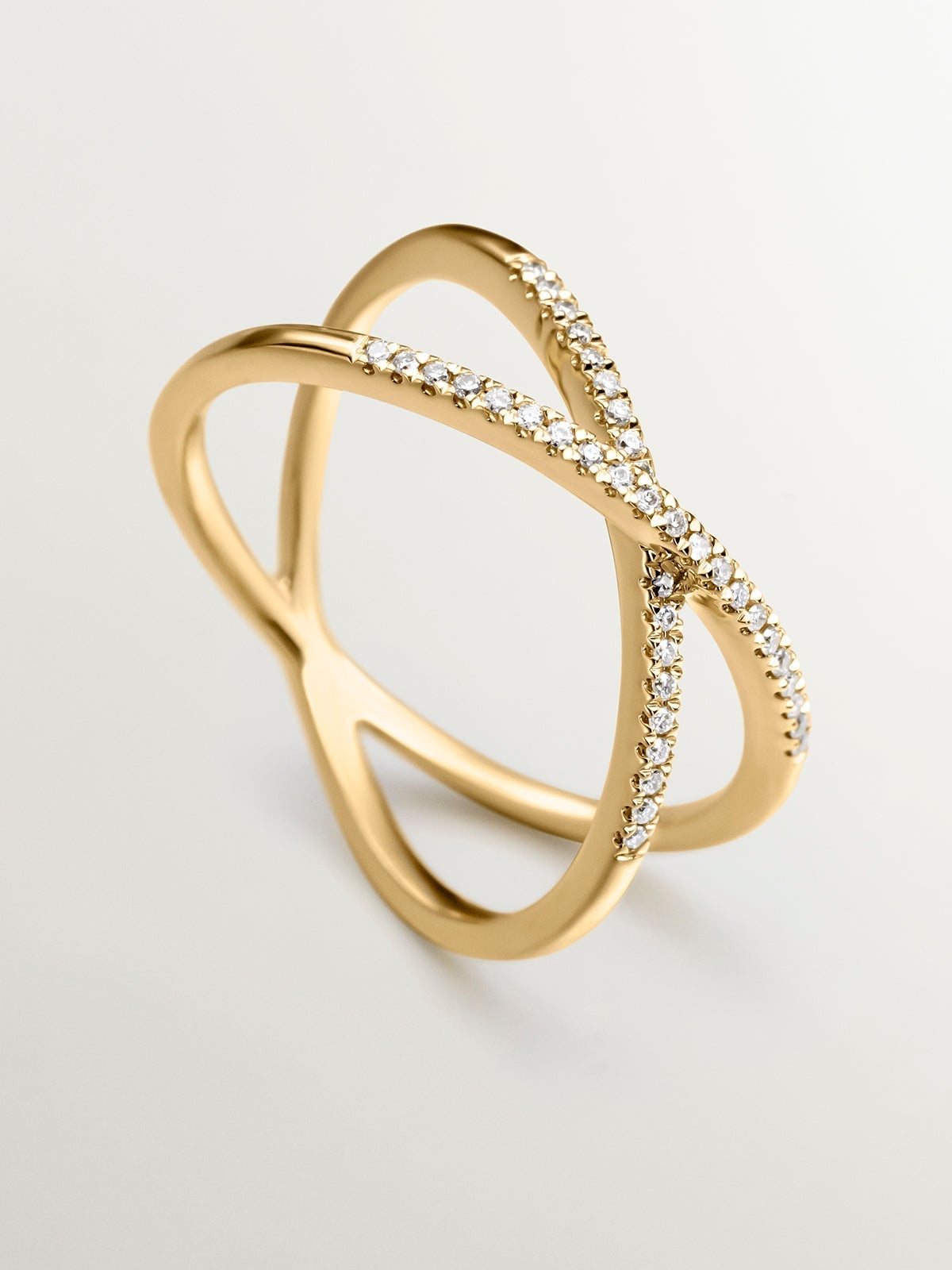 Anillo cruzado de oro amarillo de 18K con diamantes en talla brillante