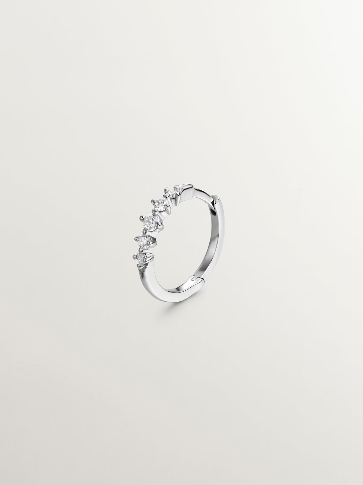 Pendiente individual de aro de oro blanco de 18k con diamantes 0,016 cts