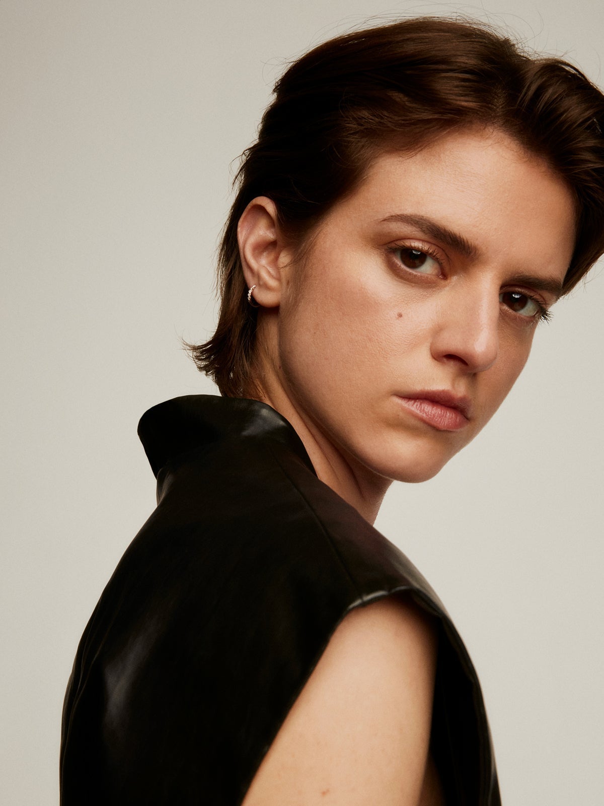 Pendiente individual de aro de oro blanco de 18k con diamantes 0,016 cts