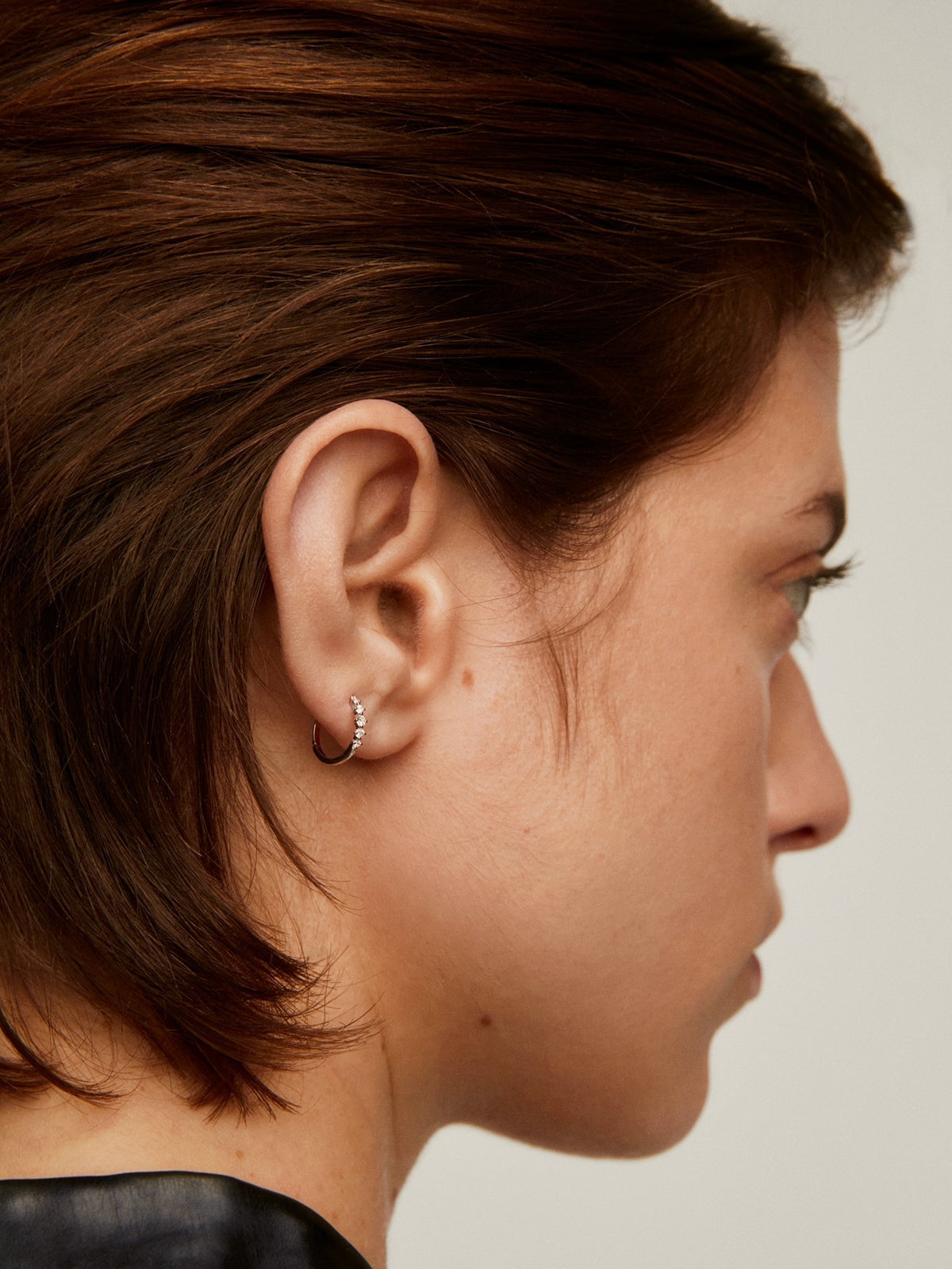 Pendiente individual de aro de oro blanco de 18k con diamantes 0,016 cts